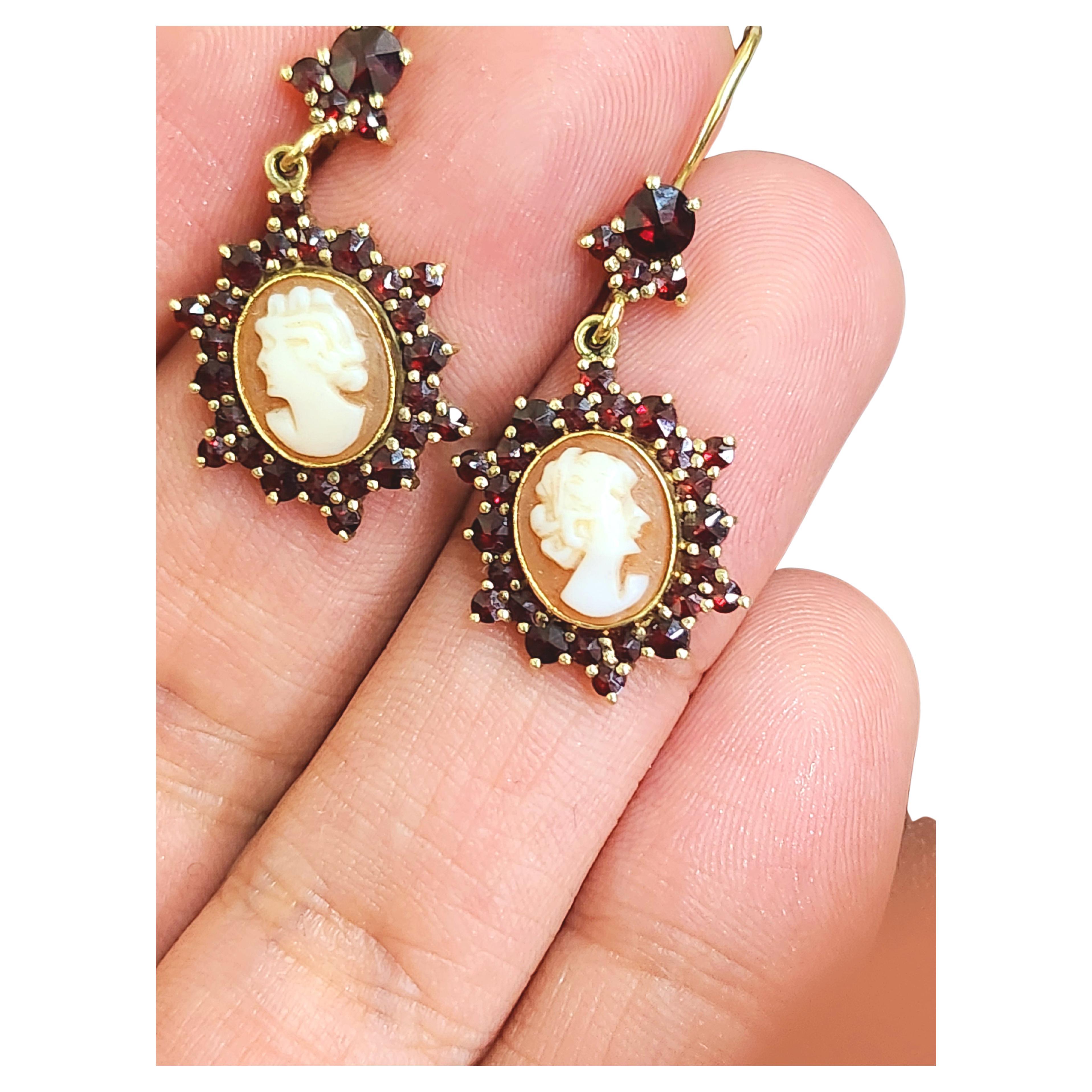 Vintage 14k gold dangling earrings centered with a woman profile cameo facing left and right flanked with natural bohemian cut garnets earrings lenght 4cm hall marked 