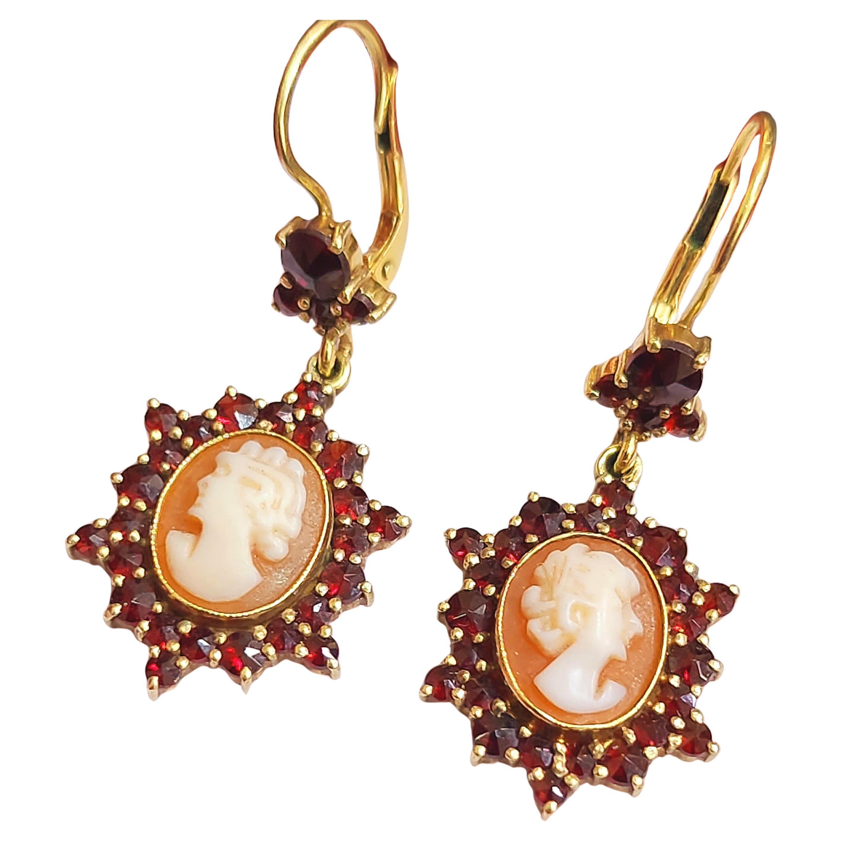 Vintage Garnet Cameo Gold Earrings In Good Condition For Sale In Cairo, EG