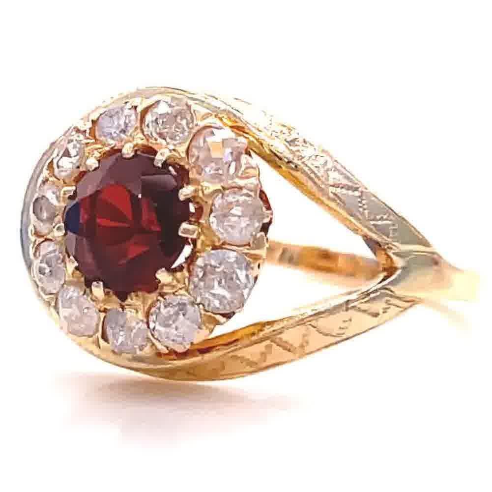 Vintage Garnet Diamond 18 Karat Gold Cluster Ring In Excellent Condition In Beverly Hills, CA