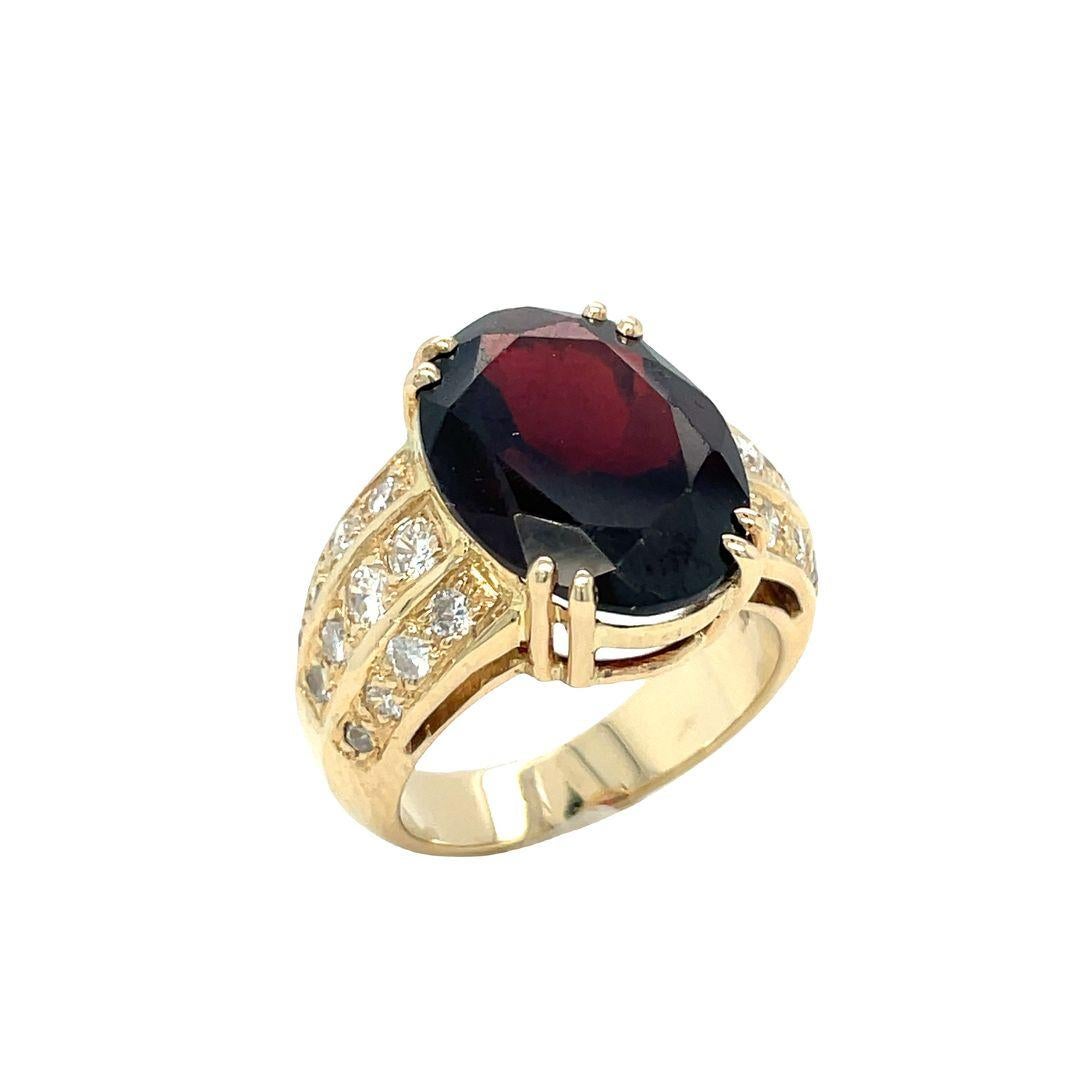 Dieser Vintage-Cocktailring zeigt einen ovalen Granat mit einem Gewicht von etwa 10 Karat. Der Mittelstein wird von drei Reihen runder Diamanten im Brillantschliff mit einem Gesamtgewicht von 1,20 Karat geschmückt, die sich anmutig an den Seiten des