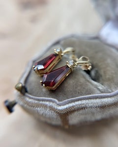 Pendientes colgantes vintage de granate y diamantes en oro amarillo de 14K