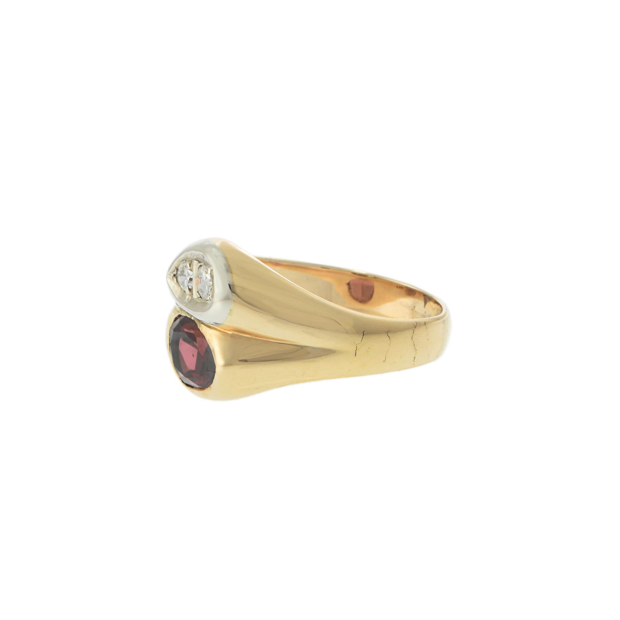Une déclaration audacieuse de l'ère Retro, cette bague vintage pour homme associe l'or jaune 14 carats à un grenat en forme de poire et à deux diamants ronds de taille brillante. Le riche grenat rouge, d'un poids total de 1,25 carat, offre une