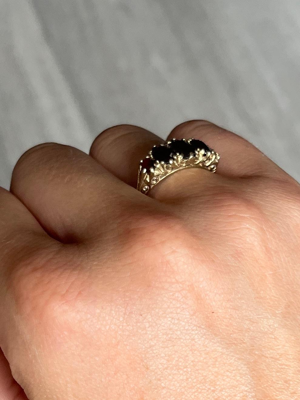 Die herrlichen Granate in diesem Band haben eine wunderbare tiefrote Farbe. Wenn man das Band trägt, hat es einen schönen klobigen Look. Die Fassung, die Galerie und die Schultern sind stark verziert und dieses Detail ist erstaunlich! Gekennzeichnet