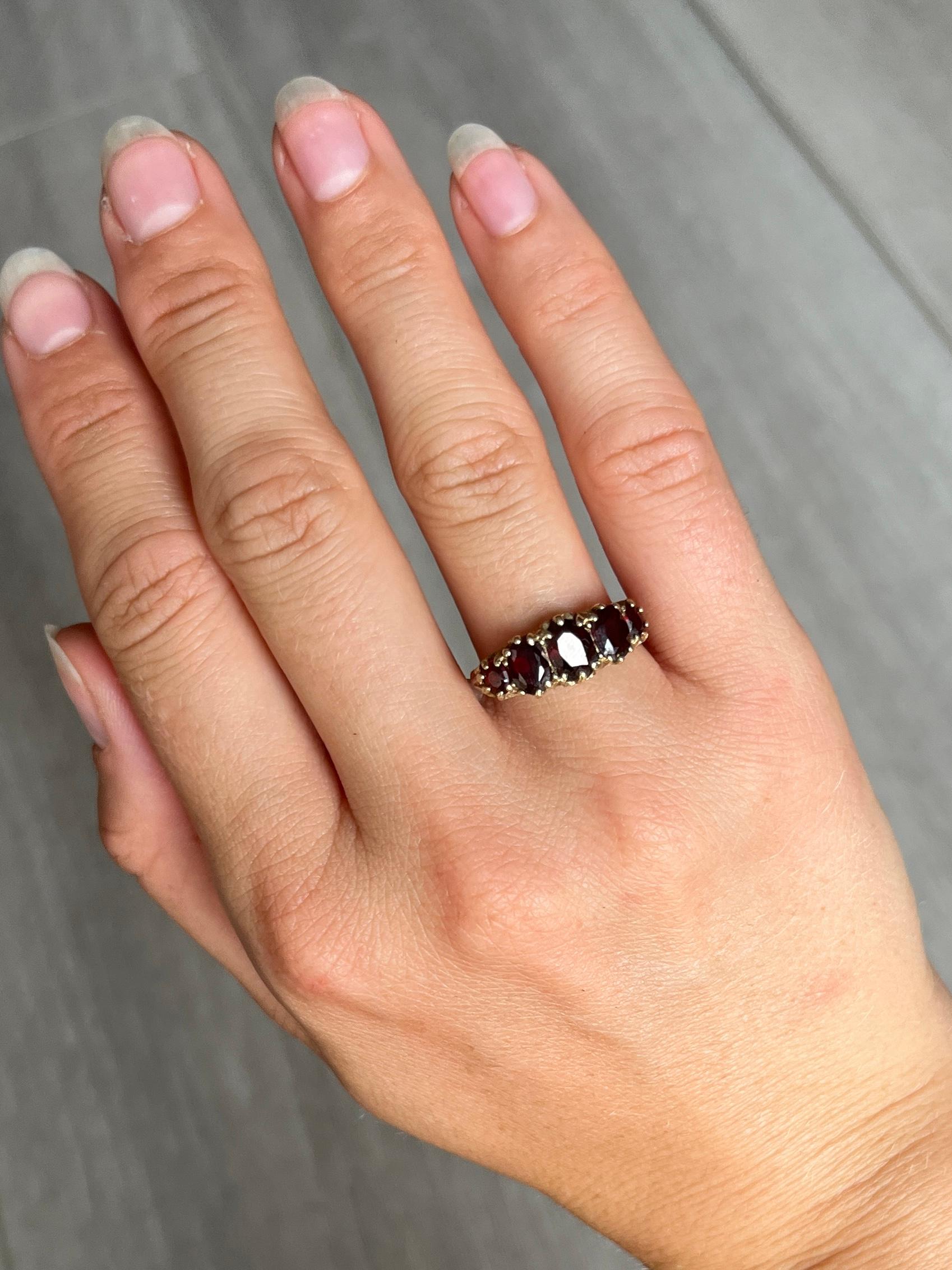 9 Karat Goldband mit Granat und fünf Steinen (Ovalschliff)