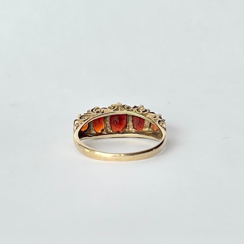 9 Karat Goldband mit Granat und fünf Steinen im Zustand „Gut“ in Chipping Campden, GB