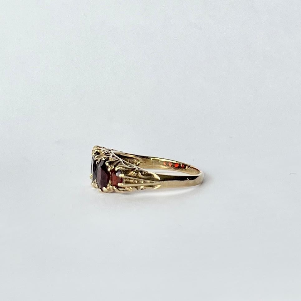 9 Karat Goldband mit Granat und fünf Steinen Damen