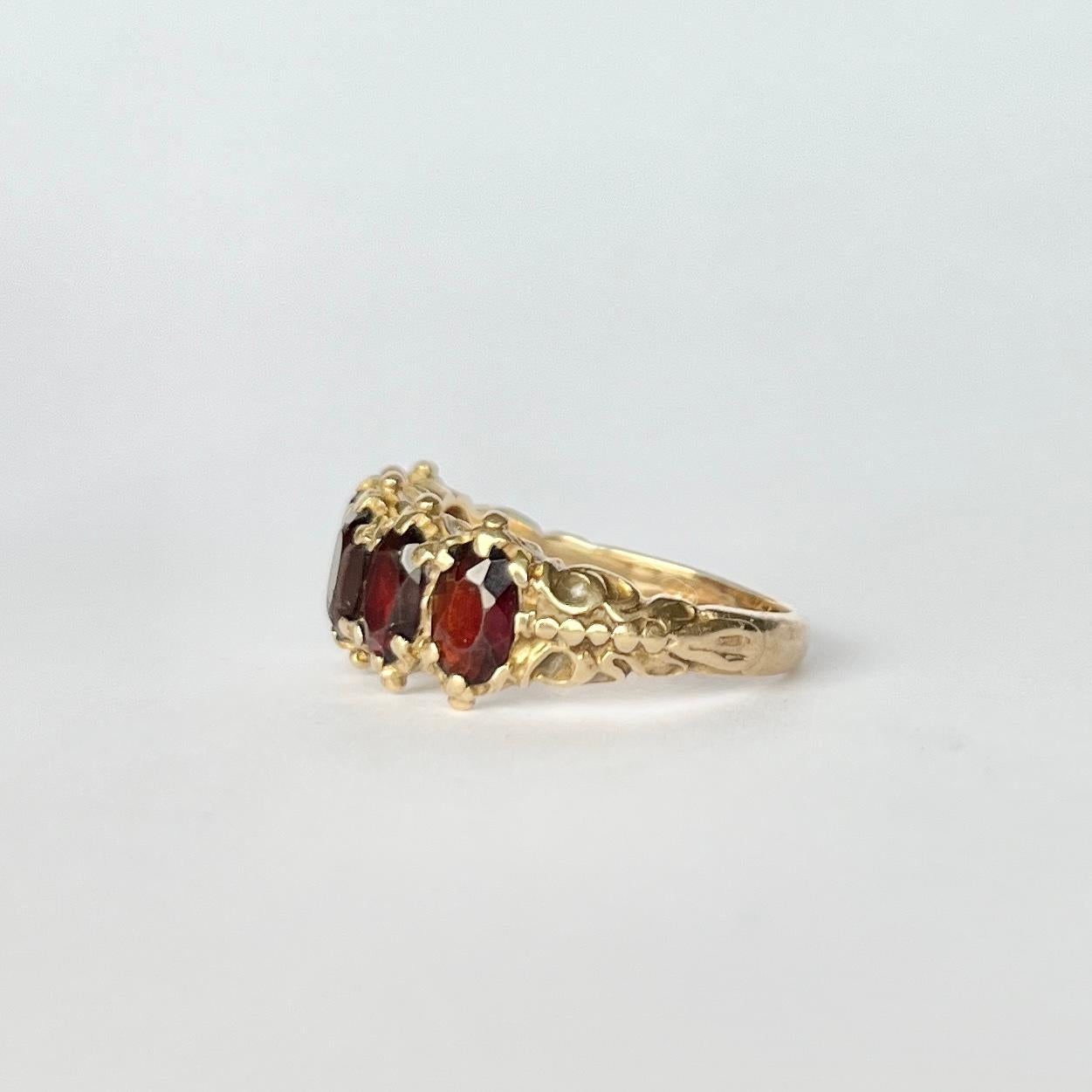 Vintage Garnet Five-Stone 9 Carat Gold Band In Good Condition For Sale In Chipping Campden, GB