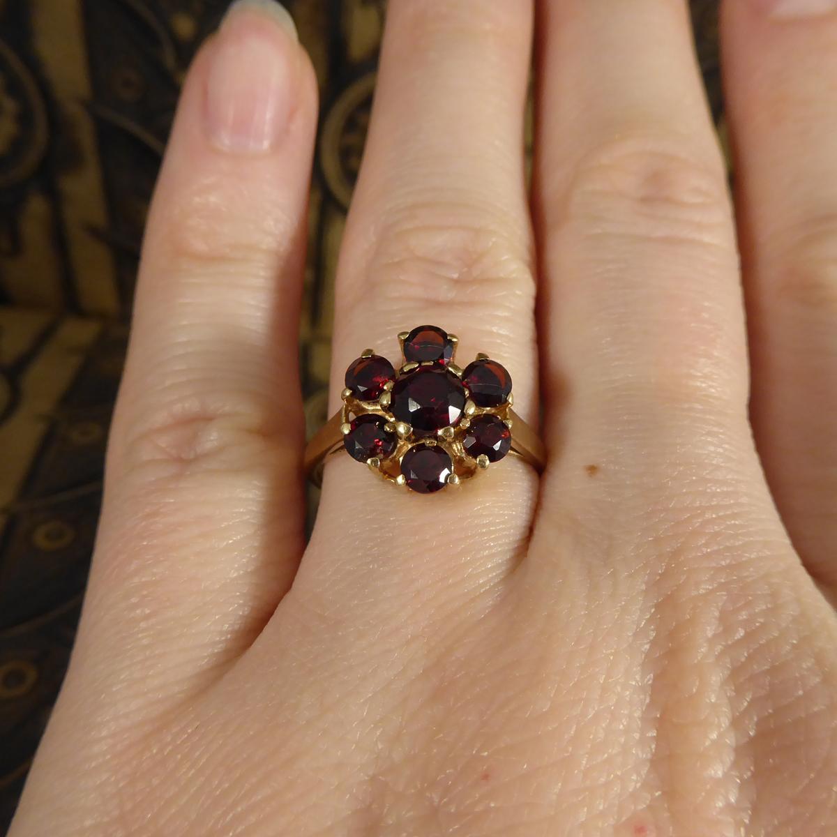 Vintage Granat-Blumen-Cluster-Ring aus 9 Karat Gelbgold 4