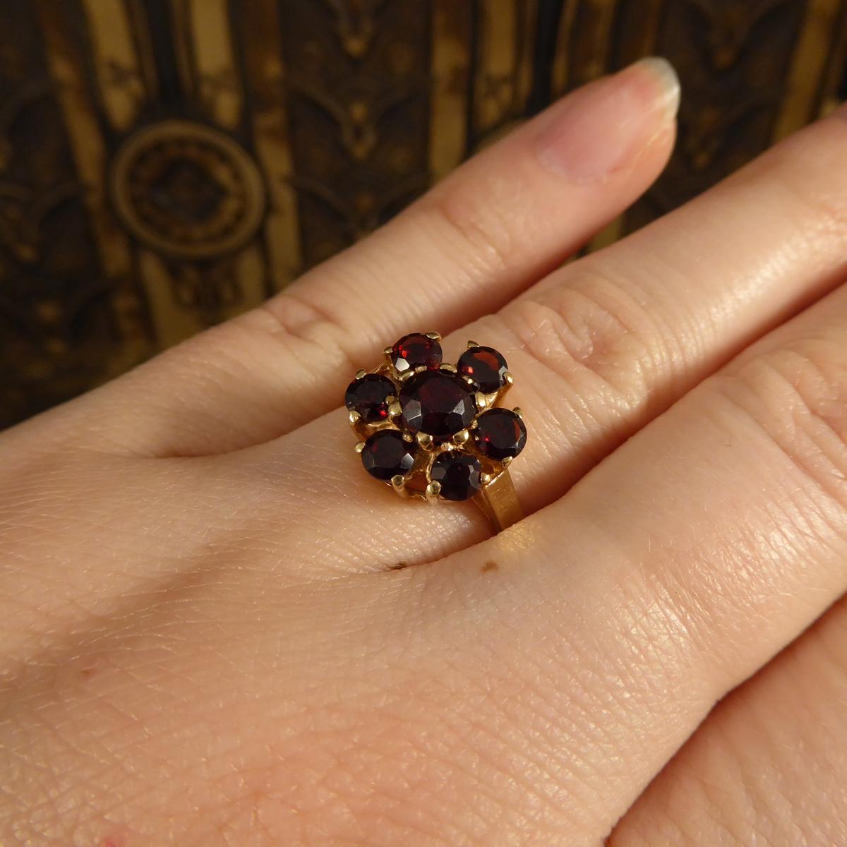 Vintage Granat-Blumen-Cluster-Ring aus 9 Karat Gelbgold 5