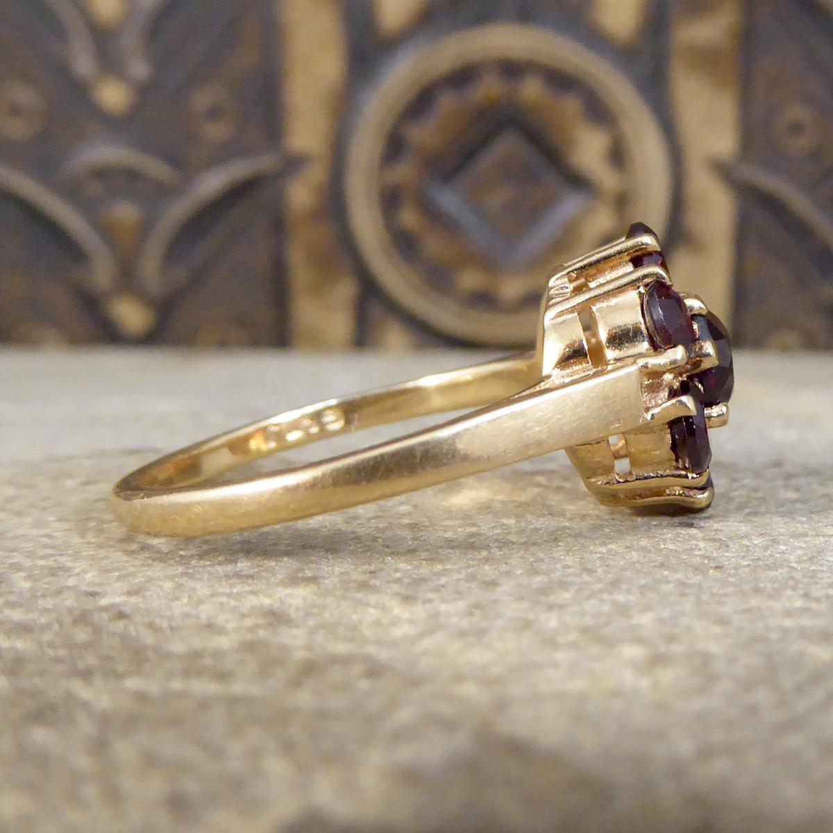 Vintage Granat-Blumen-Cluster-Ring aus 9 Karat Gelbgold (Retro)