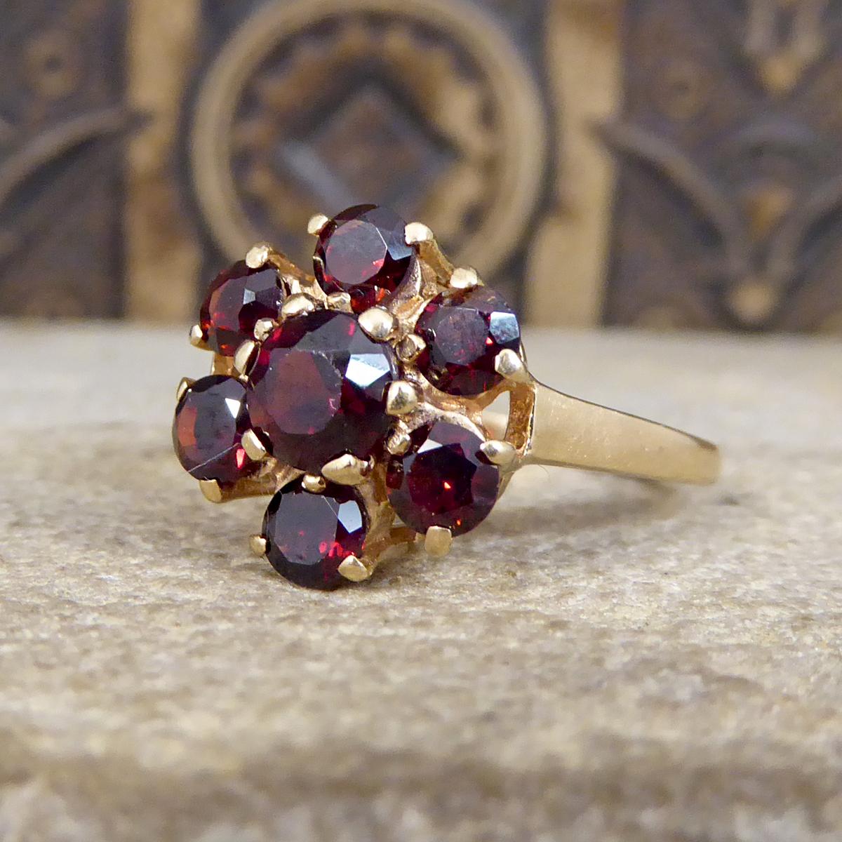 Vintage Granat-Blumen-Cluster-Ring aus 9 Karat Gelbgold (Rundschliff)