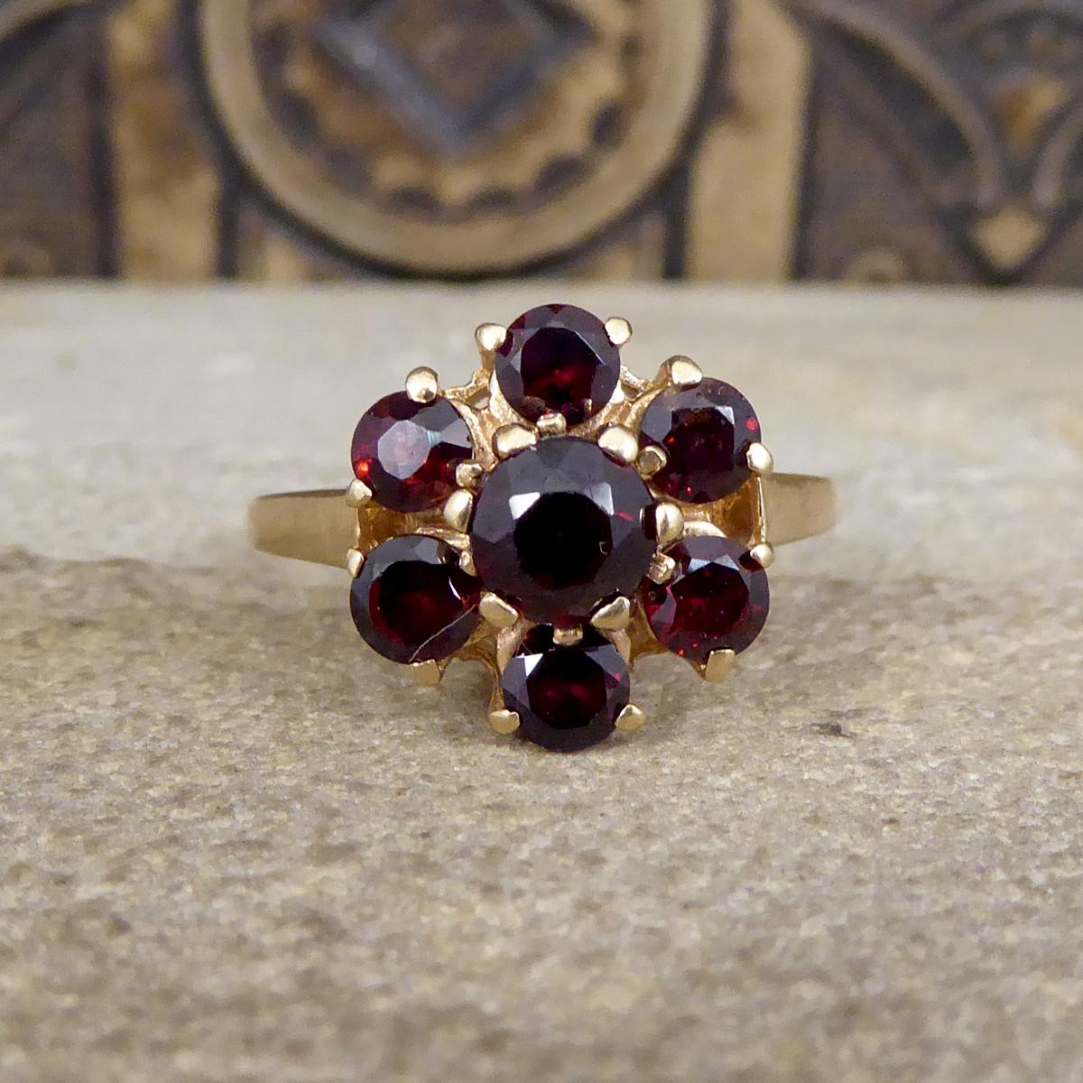 Vintage Granat-Blumen-Cluster-Ring aus 9 Karat Gelbgold im Zustand „Gut“ in Yorkshire, West Yorkshire