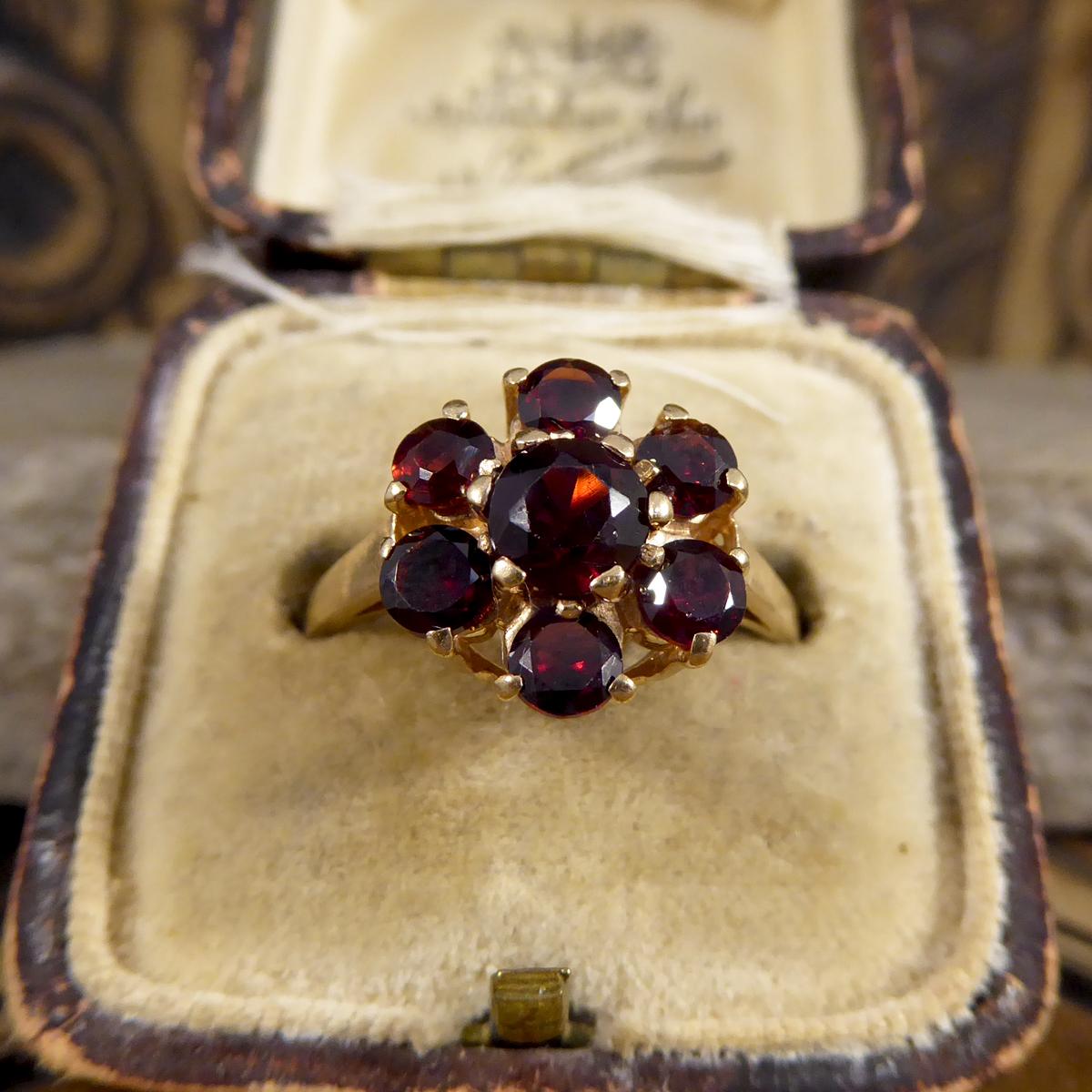 Vintage Granat-Blumen-Cluster-Ring aus 9 Karat Gelbgold 1