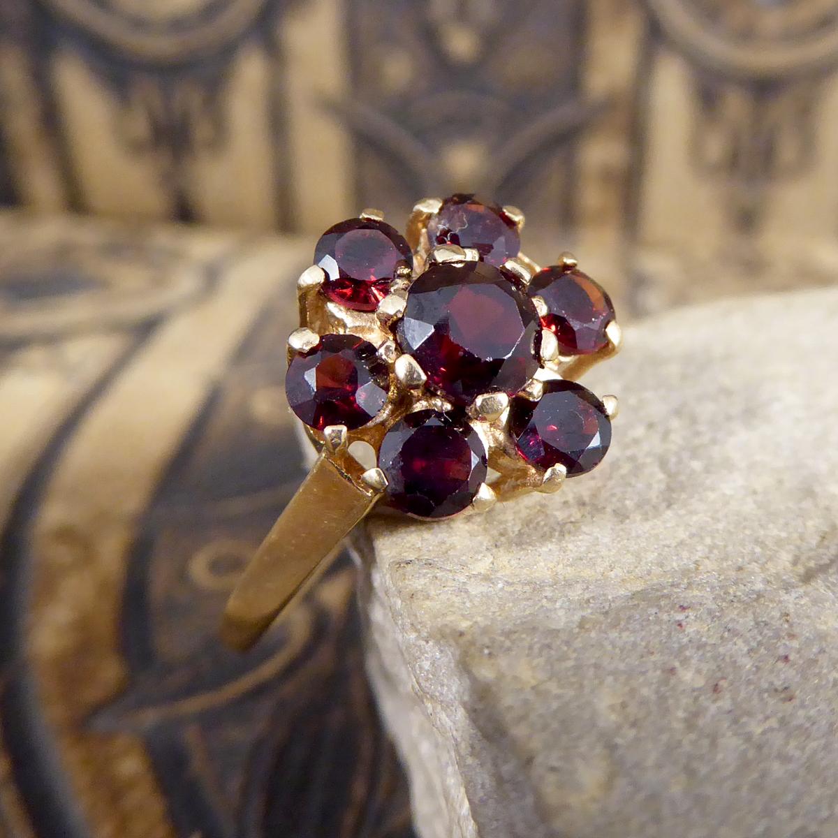 Vintage Granat-Blumen-Cluster-Ring aus 9 Karat Gelbgold 2