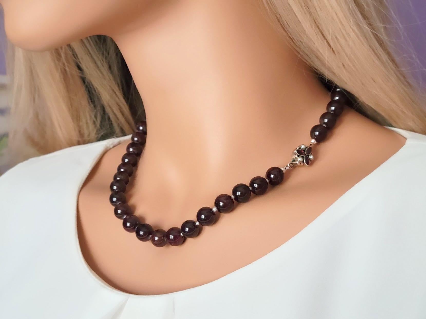 Women's Vintage Garnet Freshwater Pearl Necklace