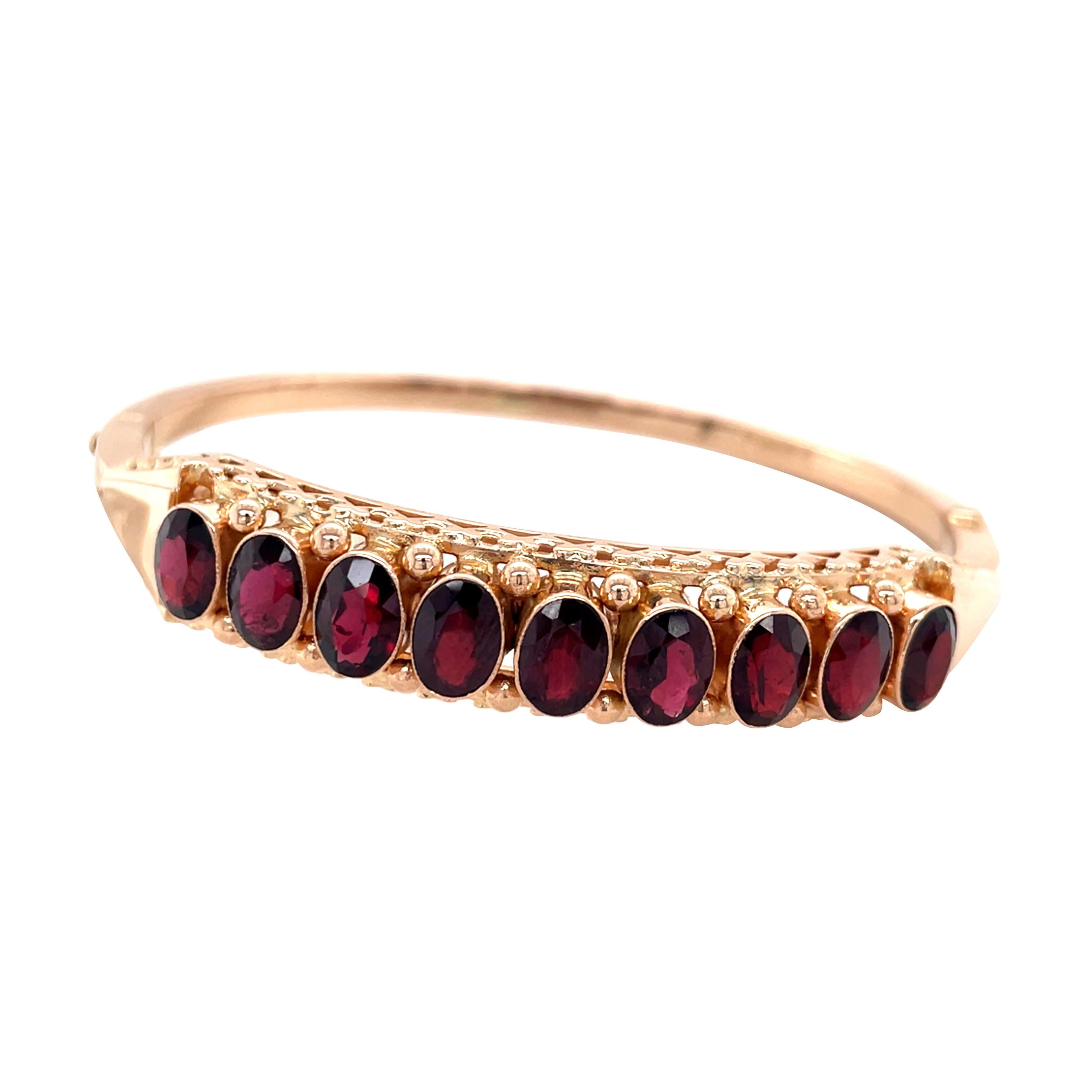 Inspiriert von der Romantik der viktorianischen Ära, ist dieser goldene Armreif mit farbenprächtigen (und perfekt aufeinander abgestimmten) Granat-Edelsteinen im perfekten Farbton von 14 Karat Roségold besetzt. 

Als Geburtsstein für den Januar ist