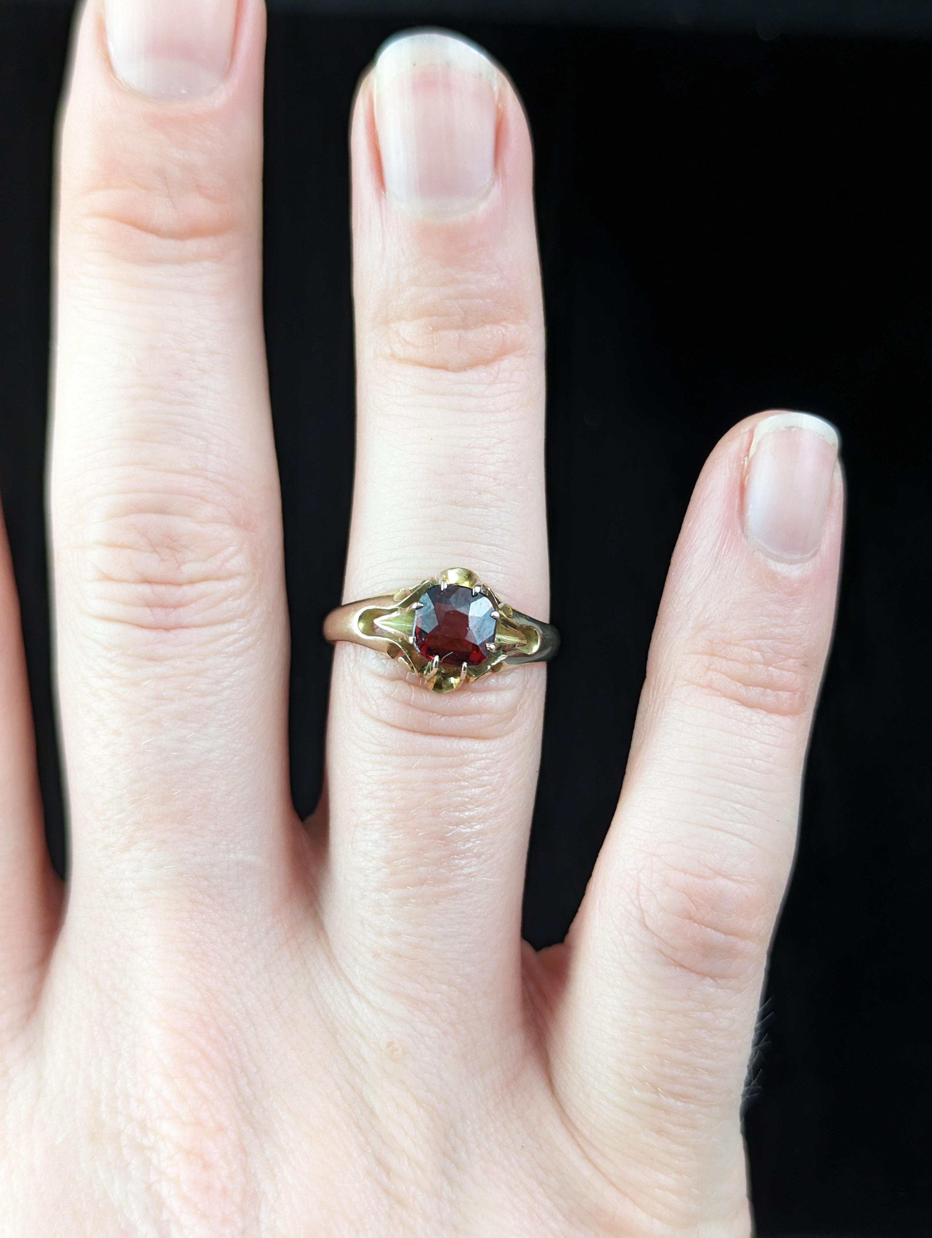 Vintage Garnet solitaire ring, 9k yellow gold, Art Deco  In Fair Condition For Sale In NEWARK, GB
