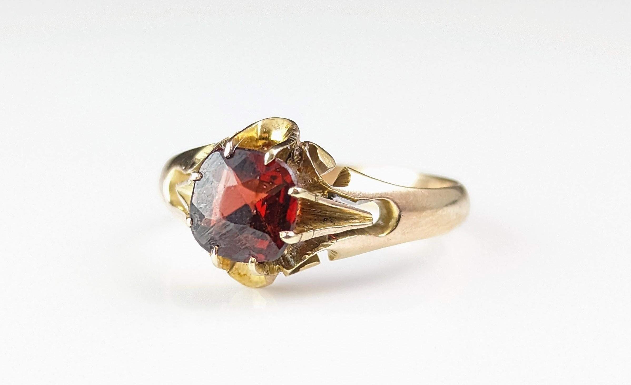 Vintage Garnet solitaire ring, 9k yellow gold, Art Deco  For Sale 3