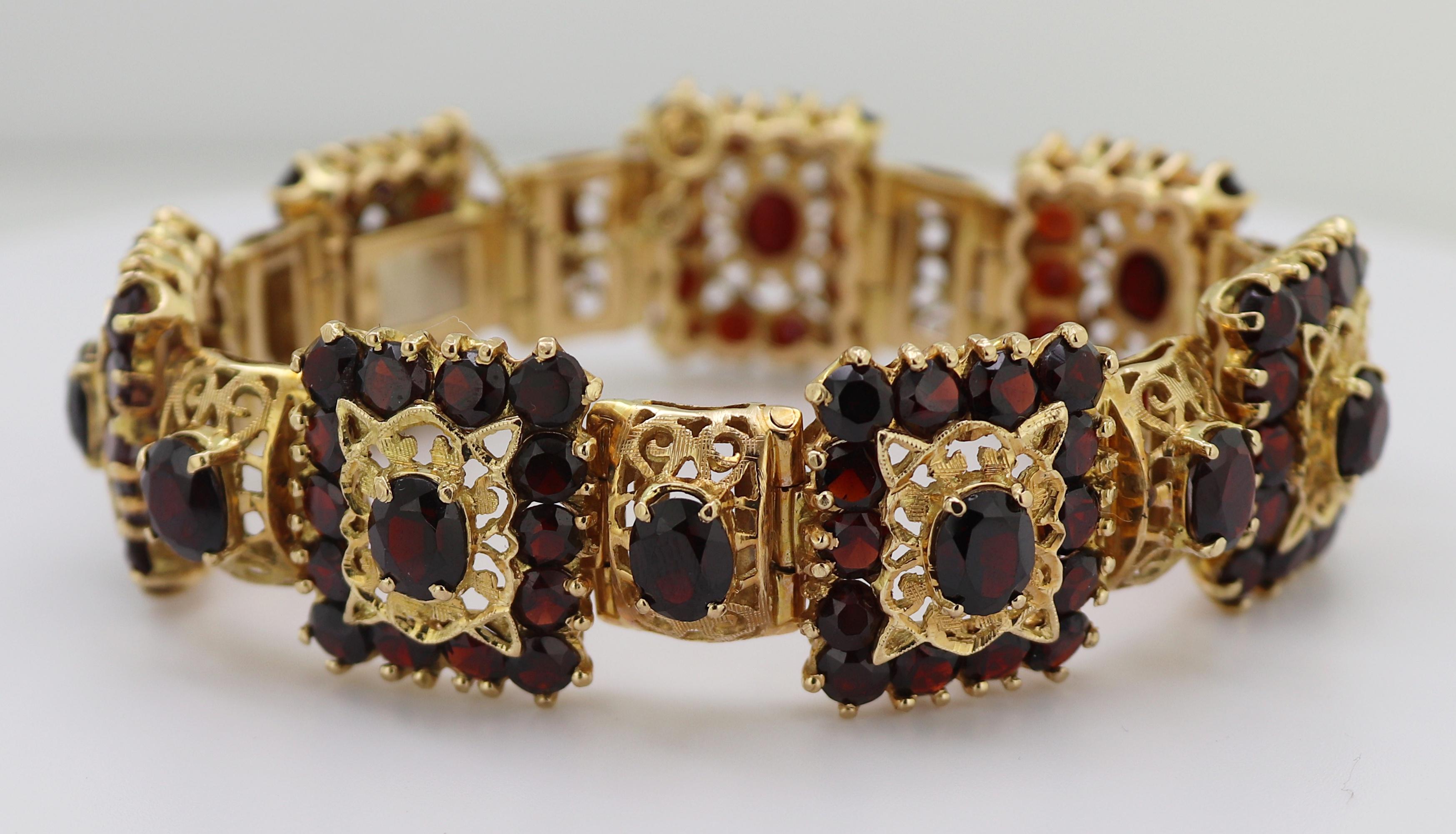 Suite aus Granat-, Gelbgold-Armband und Ringschmuck (Kunsthandwerker*in) im Angebot