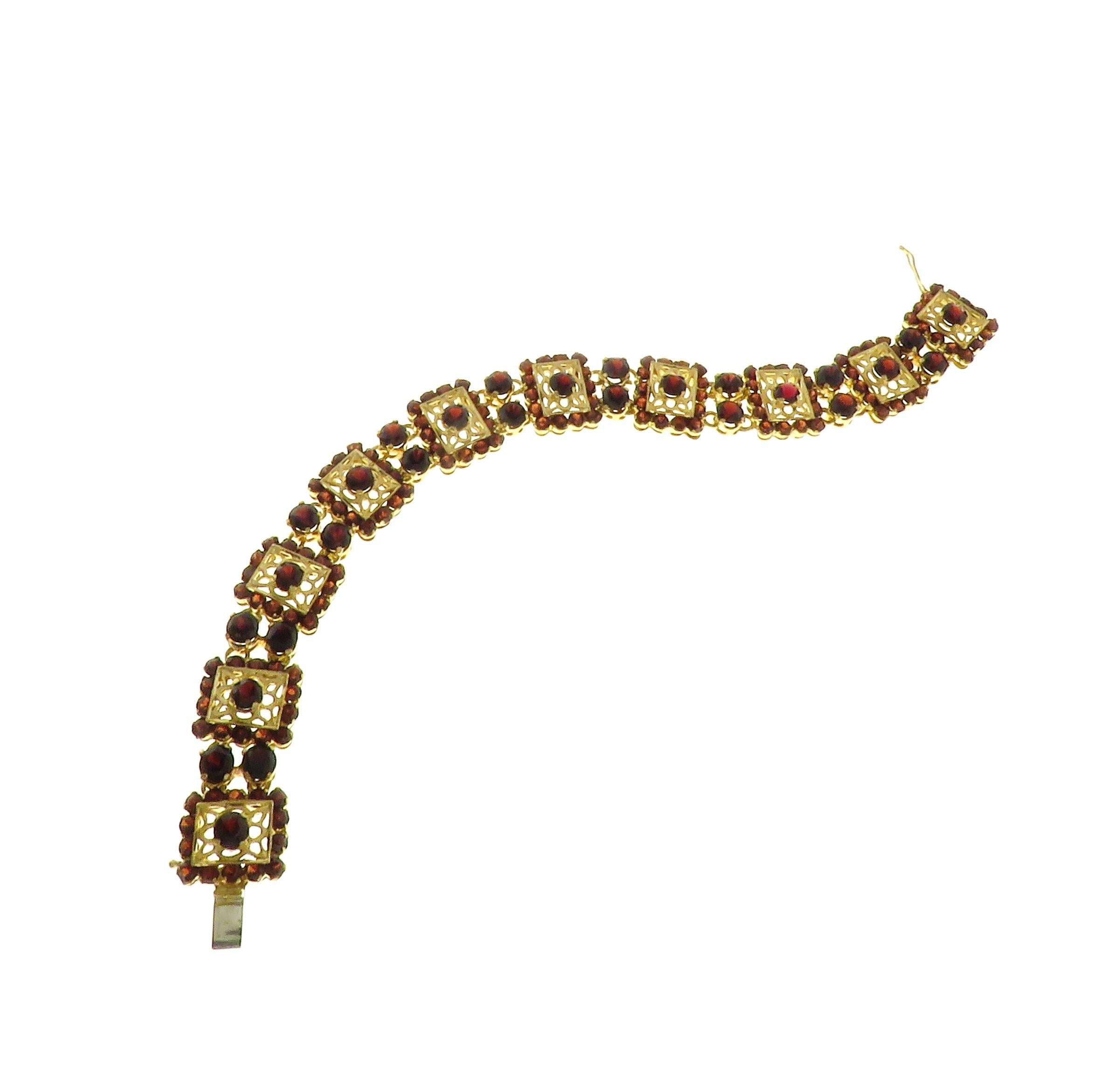 Superbe bracelet vintage datant des années 1960 avec des grenats naturels d'un rouge profond. Il est fabriqué en or rose clair 18 carats et entièrement gravé à la main. La longueur du bracelet est de 195 mm / 7.677 inches. Ce magnifique bracelet a