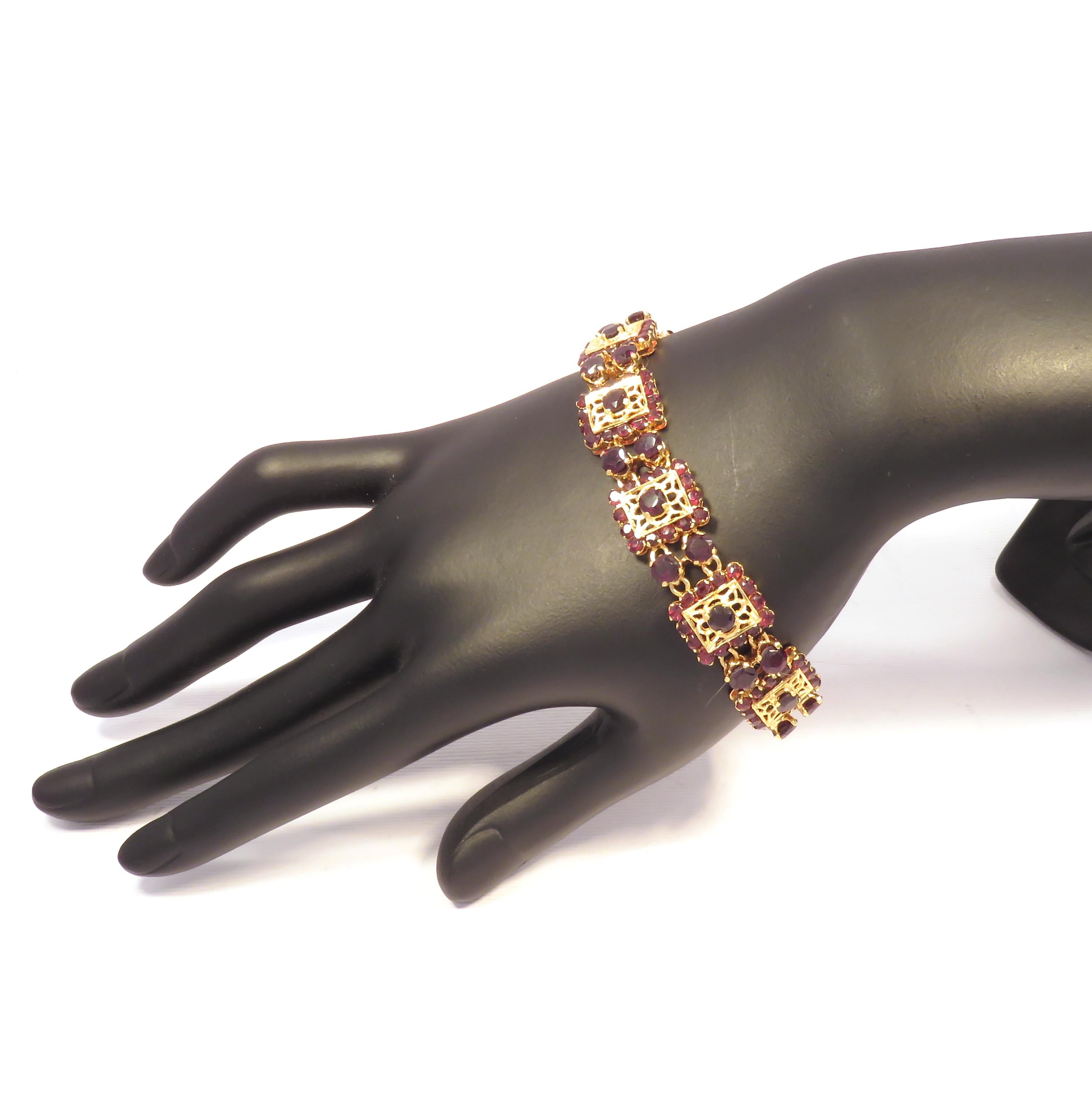 Rétro Bracelet vintage gravé en or 18 carats avec grenats, fabriqué à la main en Italie en vente