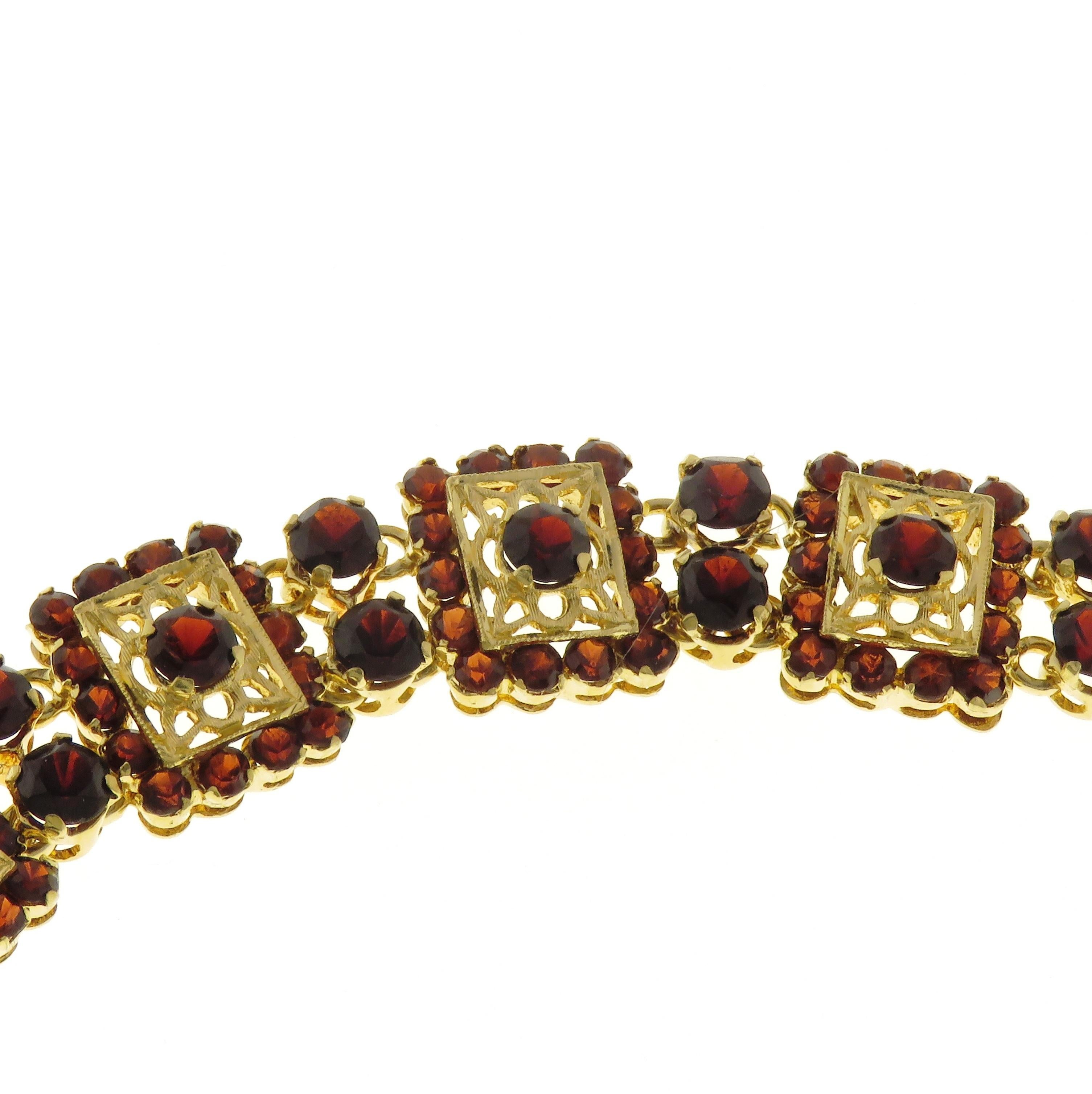 Taille brillant Bracelet vintage gravé en or 18 carats avec grenats, fabriqué à la main en Italie en vente