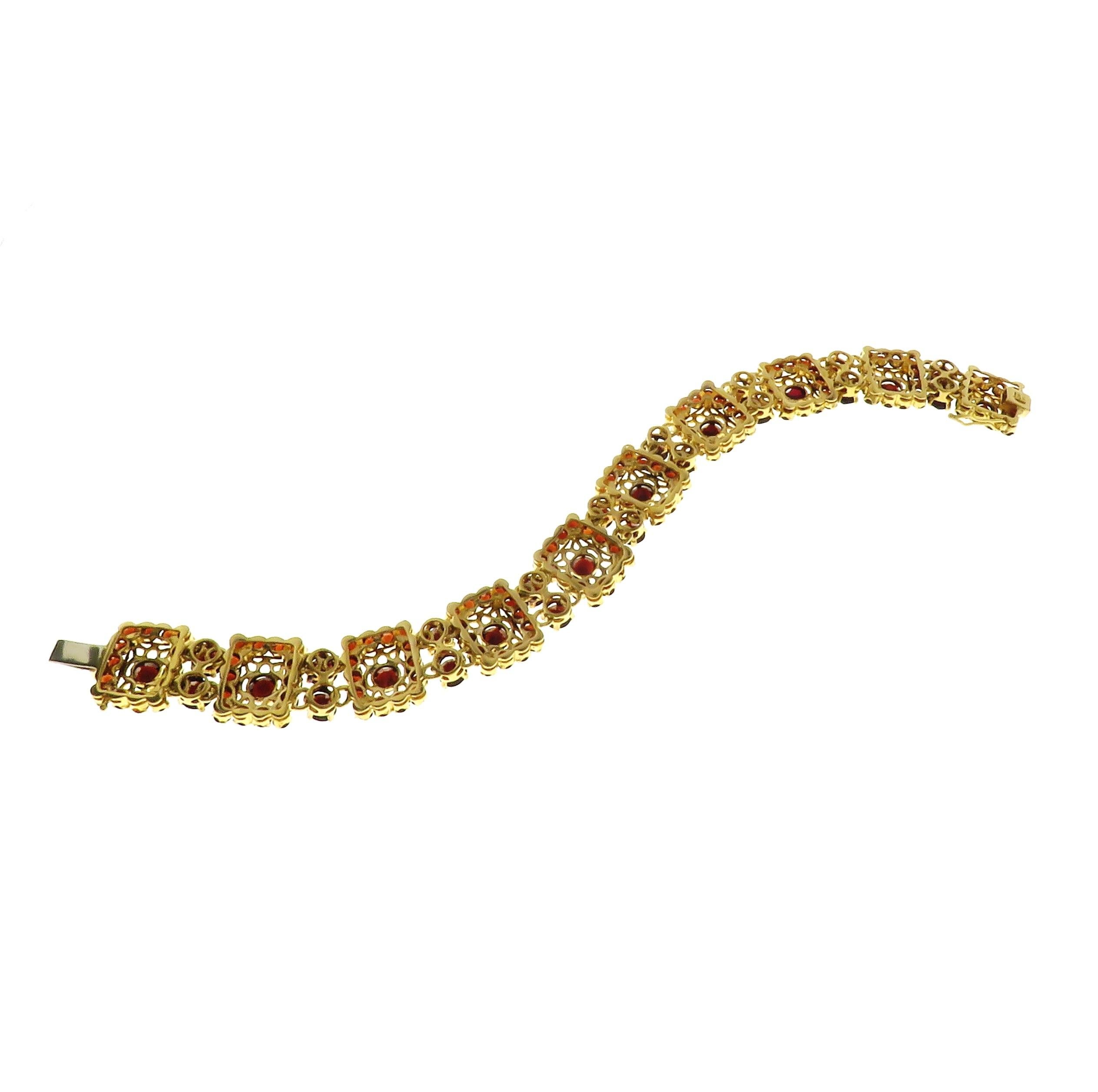 Bracelet vintage gravé en or 18 carats avec grenats, fabriqué à la main en Italie Excellent état - En vente à Milano, IT
