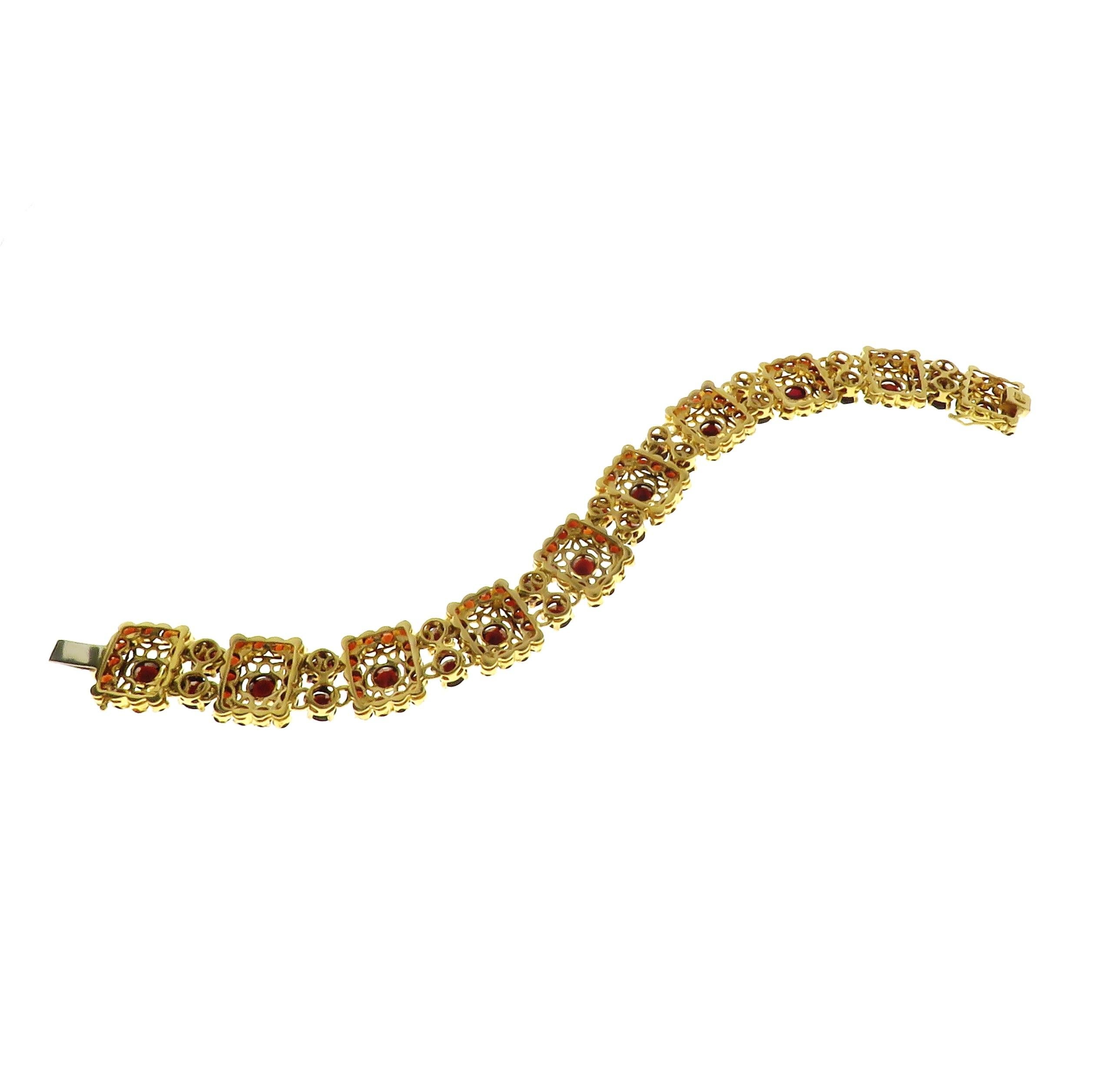 Vintage Garnets 18 Karat Gold Engraved Bracelet Handcrafted in Italy In Excellent Condition For Sale In Milano, IT