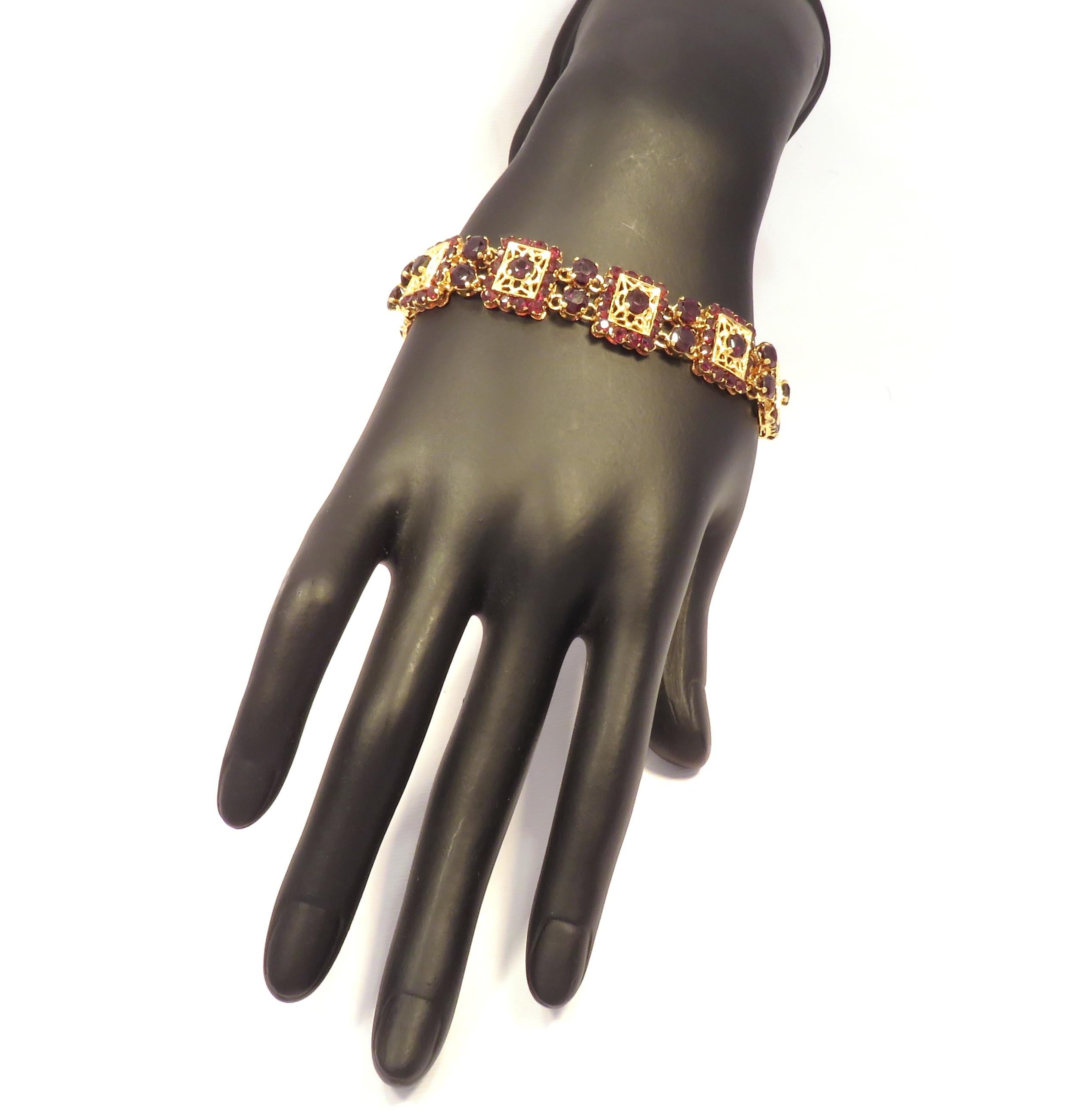 Bracelet vintage gravé en or 18 carats avec grenats, fabriqué à la main en Italie Pour femmes en vente