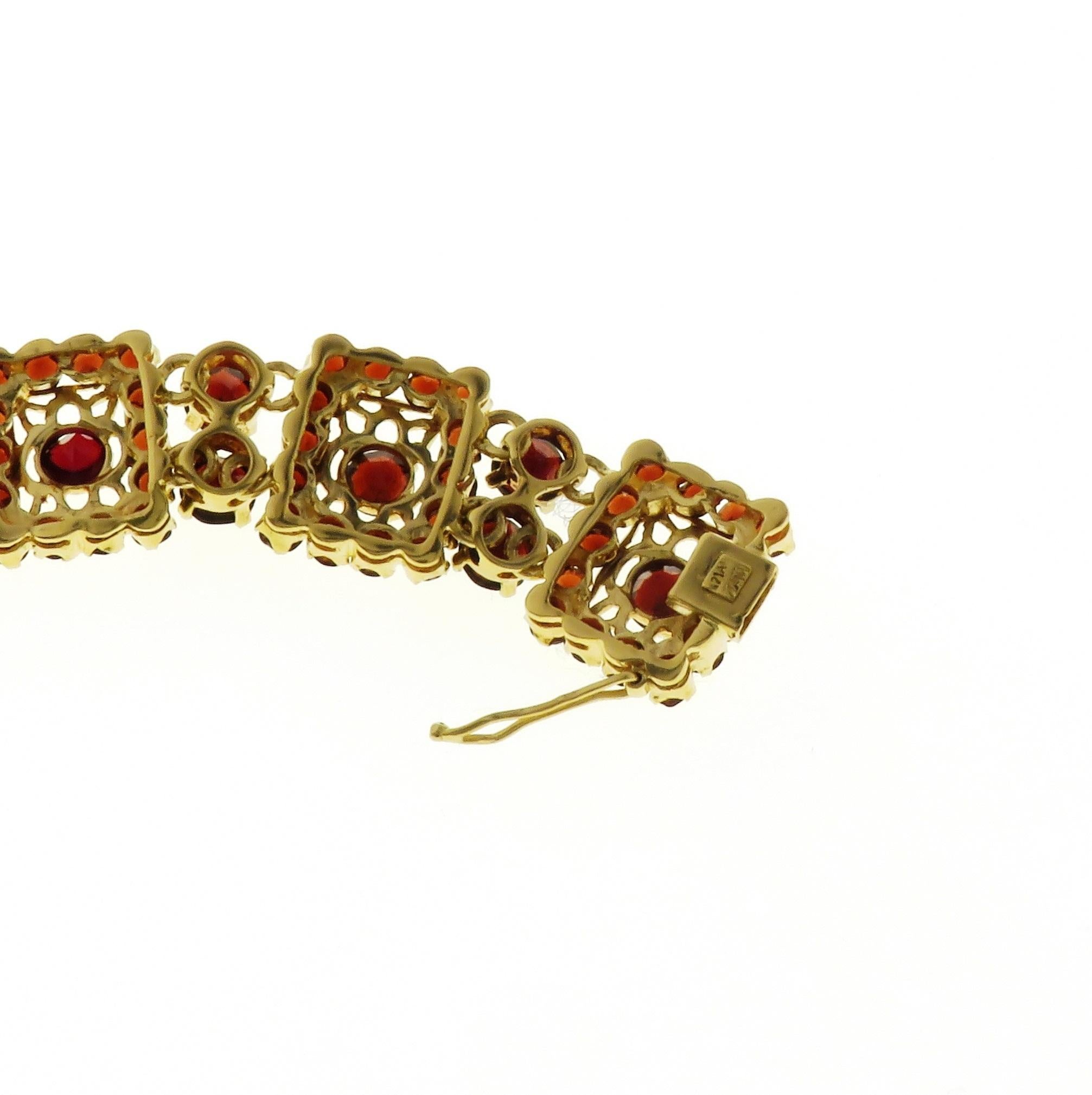 Vintage Garnets 18 Karat Gold Engraved Bracelet Handcrafted in Italy For Sale 1