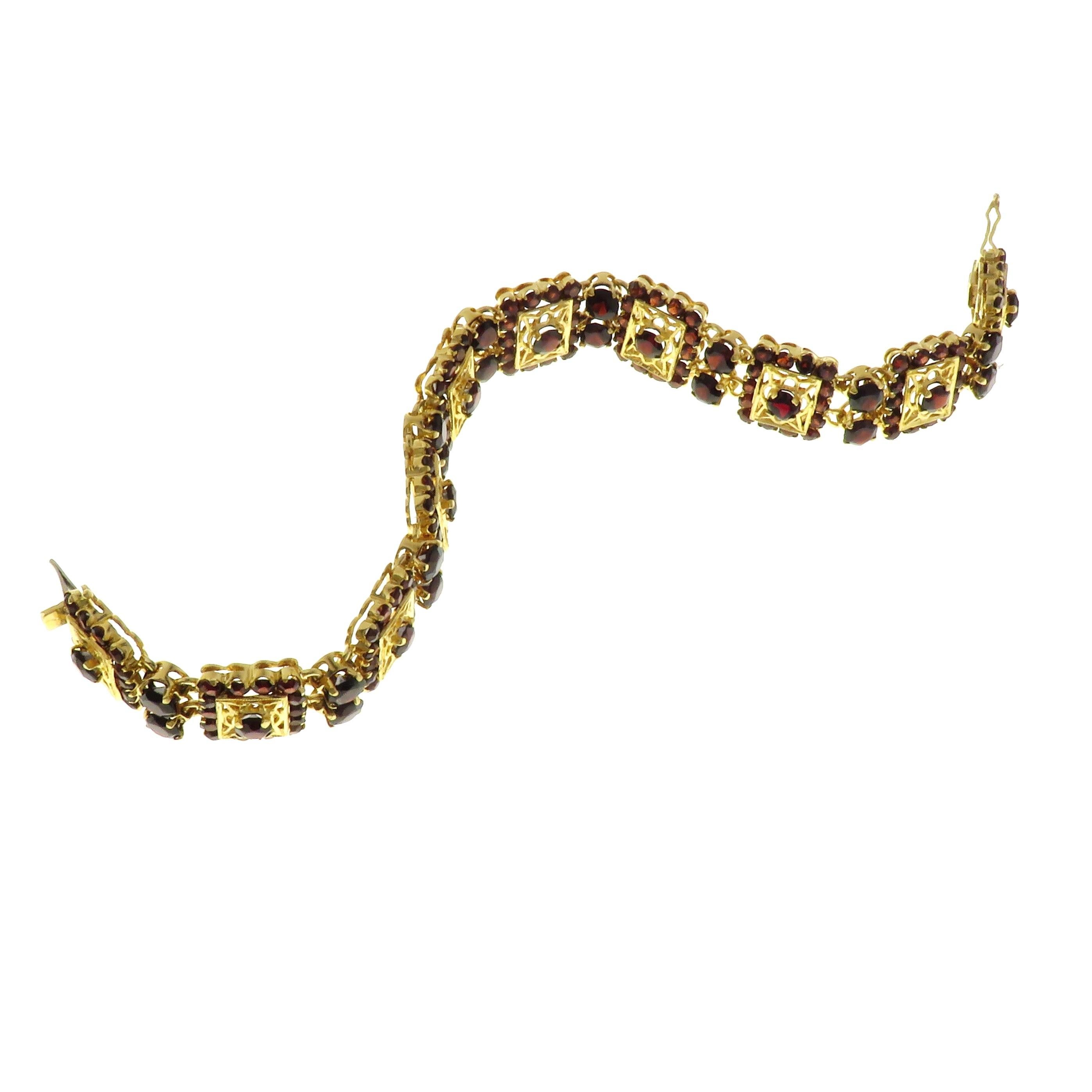 Vintage Garnets 18 Karat Gold Engraved Bracelet Handcrafted in Italy For Sale 2