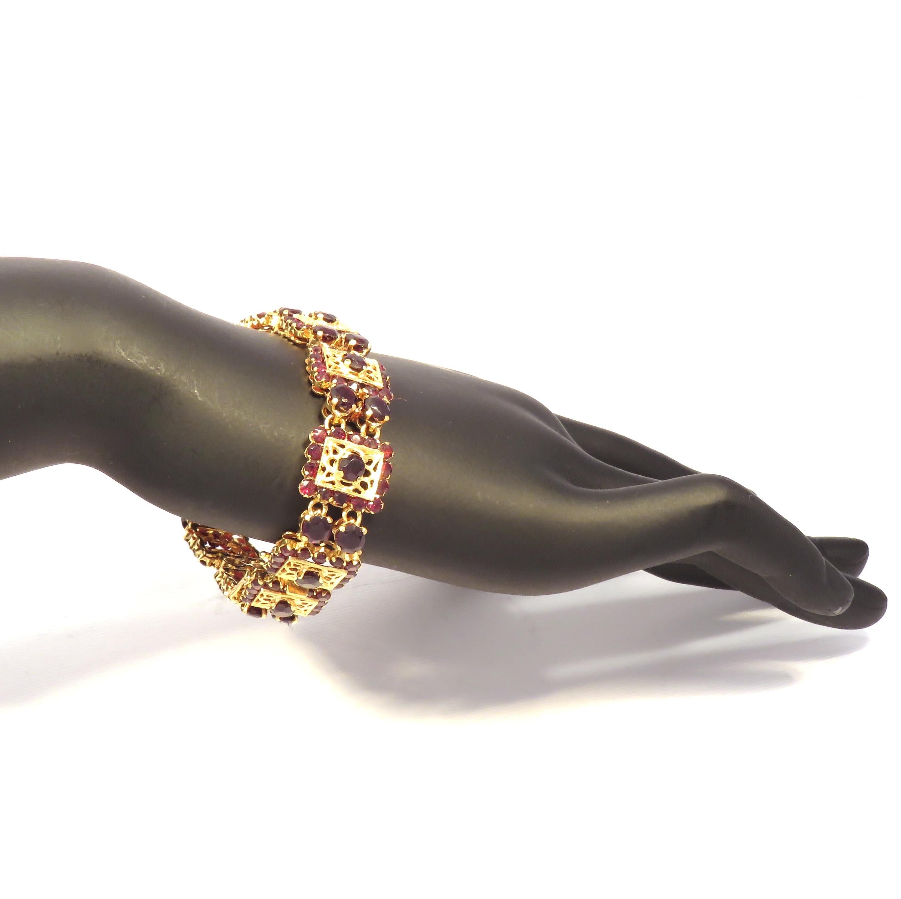 Bracelet vintage gravé en or 18 carats avec grenats, fabriqué à la main en Italie en vente 3