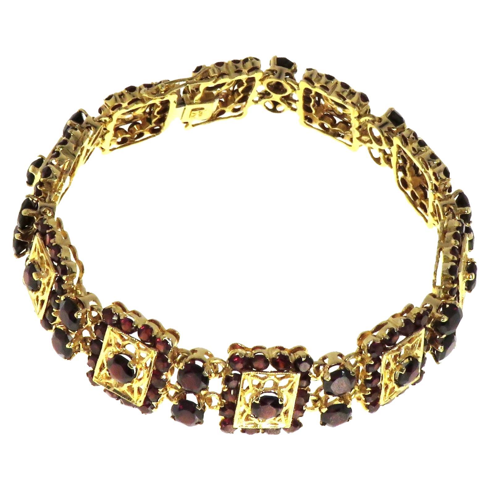 Bracelet vintage gravé en or 18 carats avec grenats, fabriqué à la main en Italie en vente