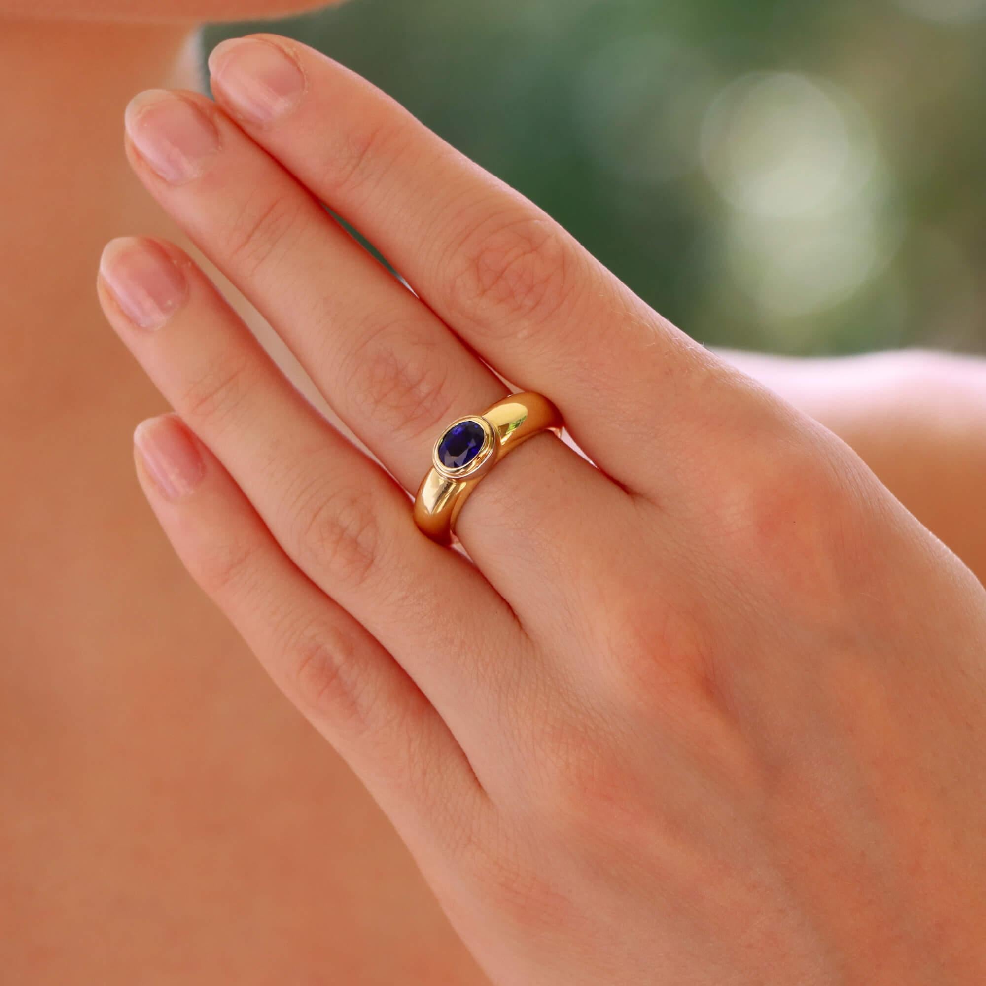 Eine stilvolle Vintage Garrard & Co. blauen Saphir Zigeuner Set chunky Ring in 18k Gelb- und Weißgold.

Der Ring ist ausschließlich mit einem ovalen, facettierten blauen Saphir besetzt, der sicher in ein klobiges Band eingefasst ist. Die Fassung des
