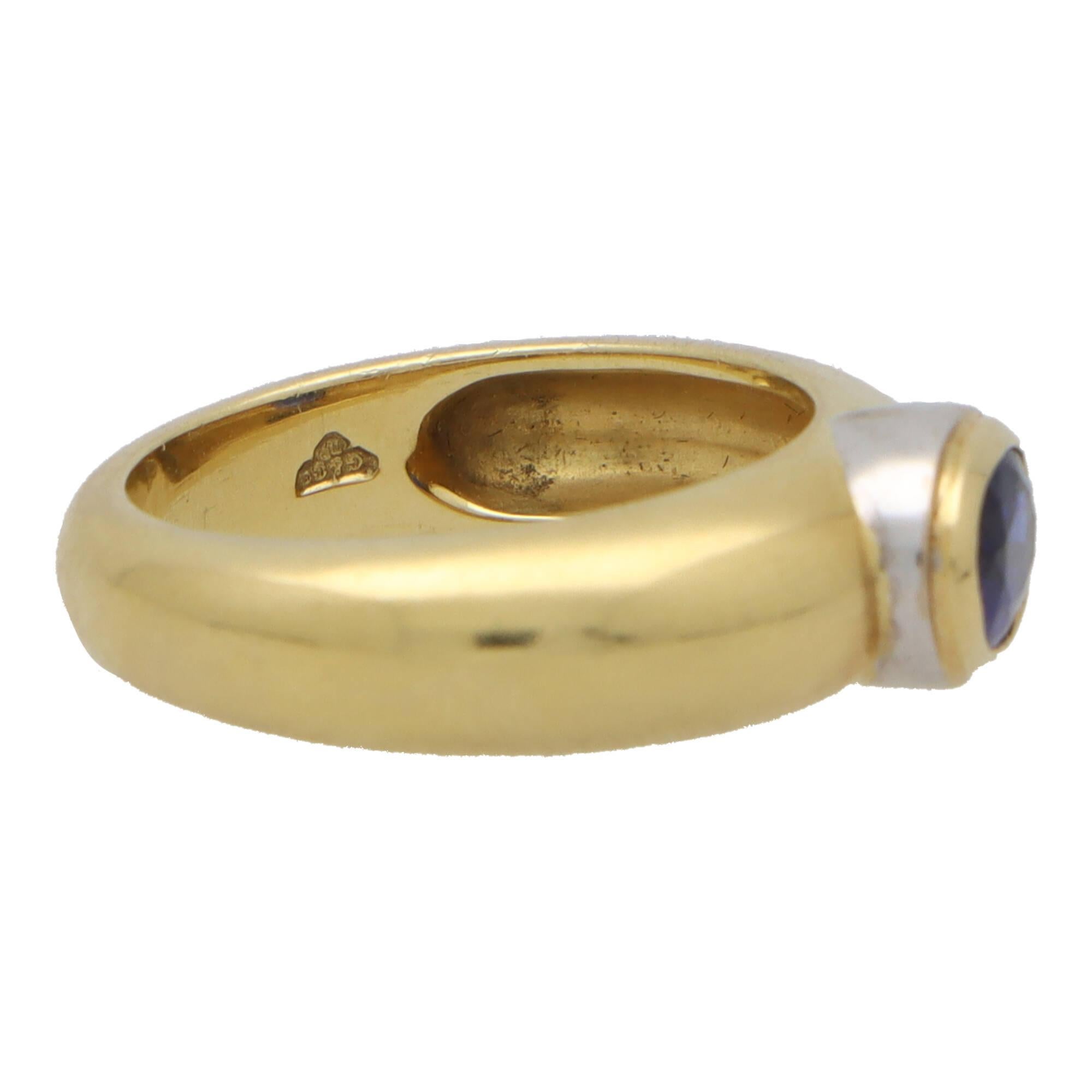 Taille ovale  Vintage Garrard & Co. Bague sertie de saphirs bleus en or jaune et blanc 18k en vente