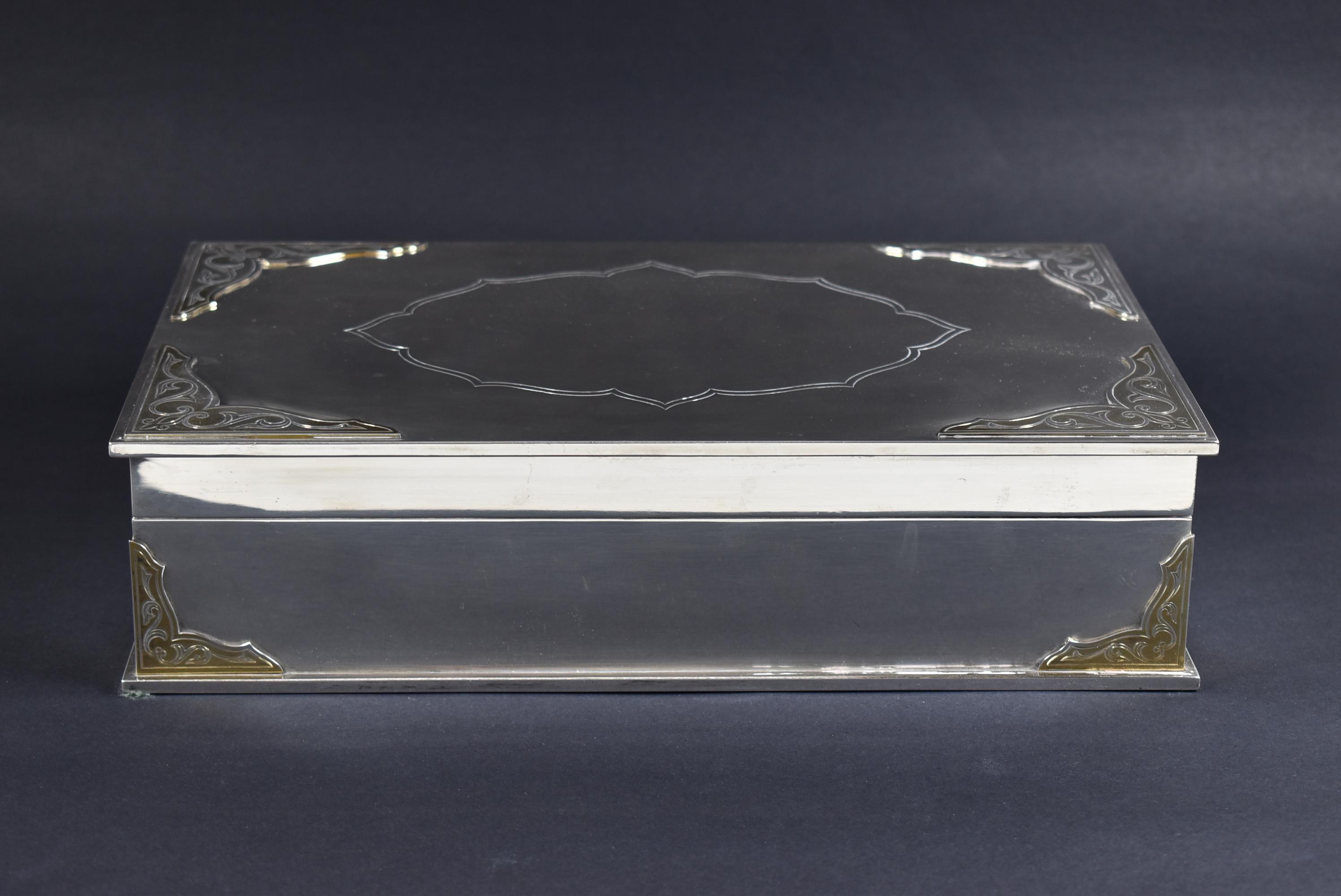 Vieille boîte à bijoux en argent sterling de Garrard & Co. 112 Regency street, doublée de velours. Elle pèse 84 oz. Dimensions : 7.5