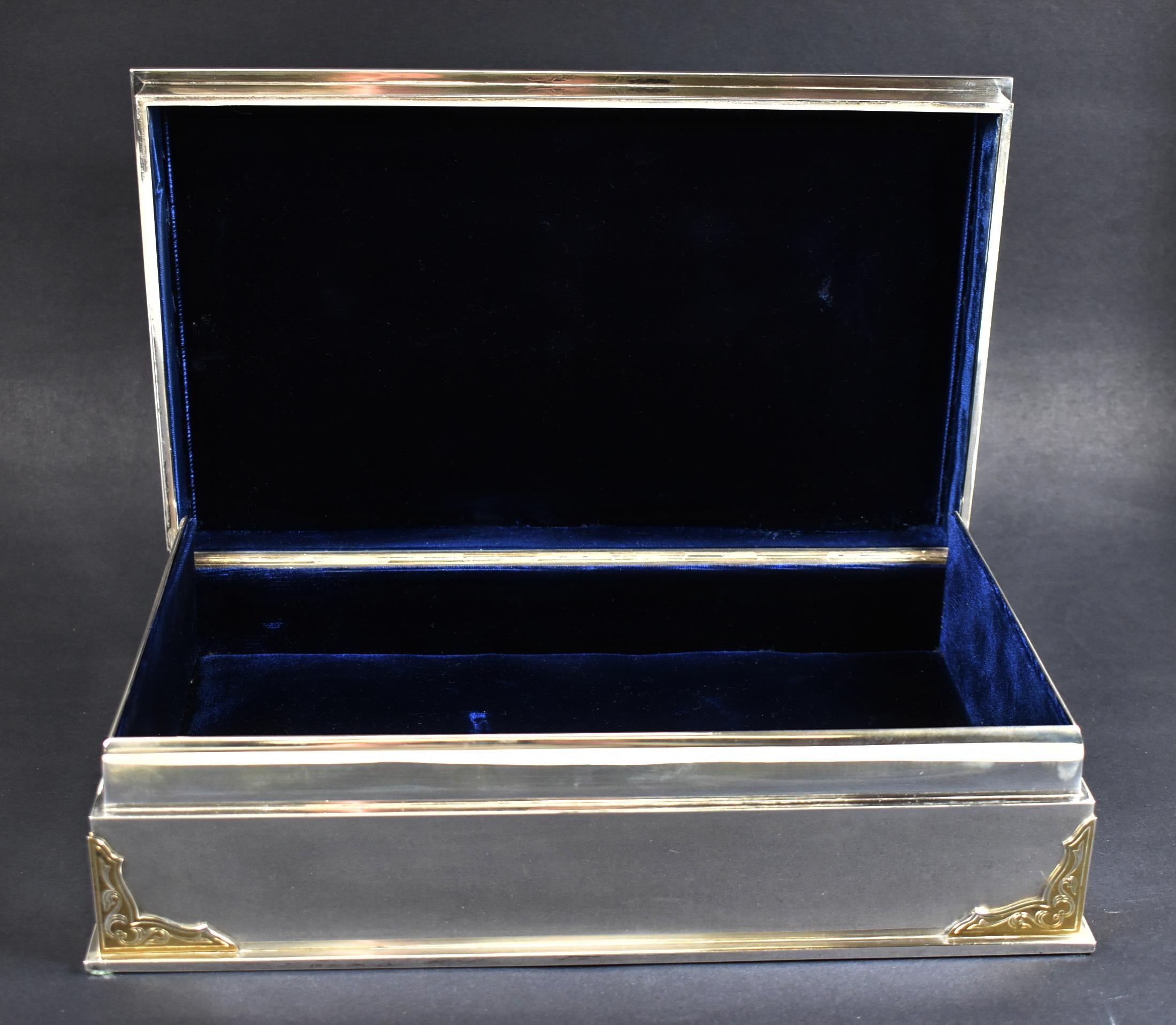 Européen Boîte à bijoux vintage Garrard & Co. 112 Regent Street doublée d'argent sterling en vente