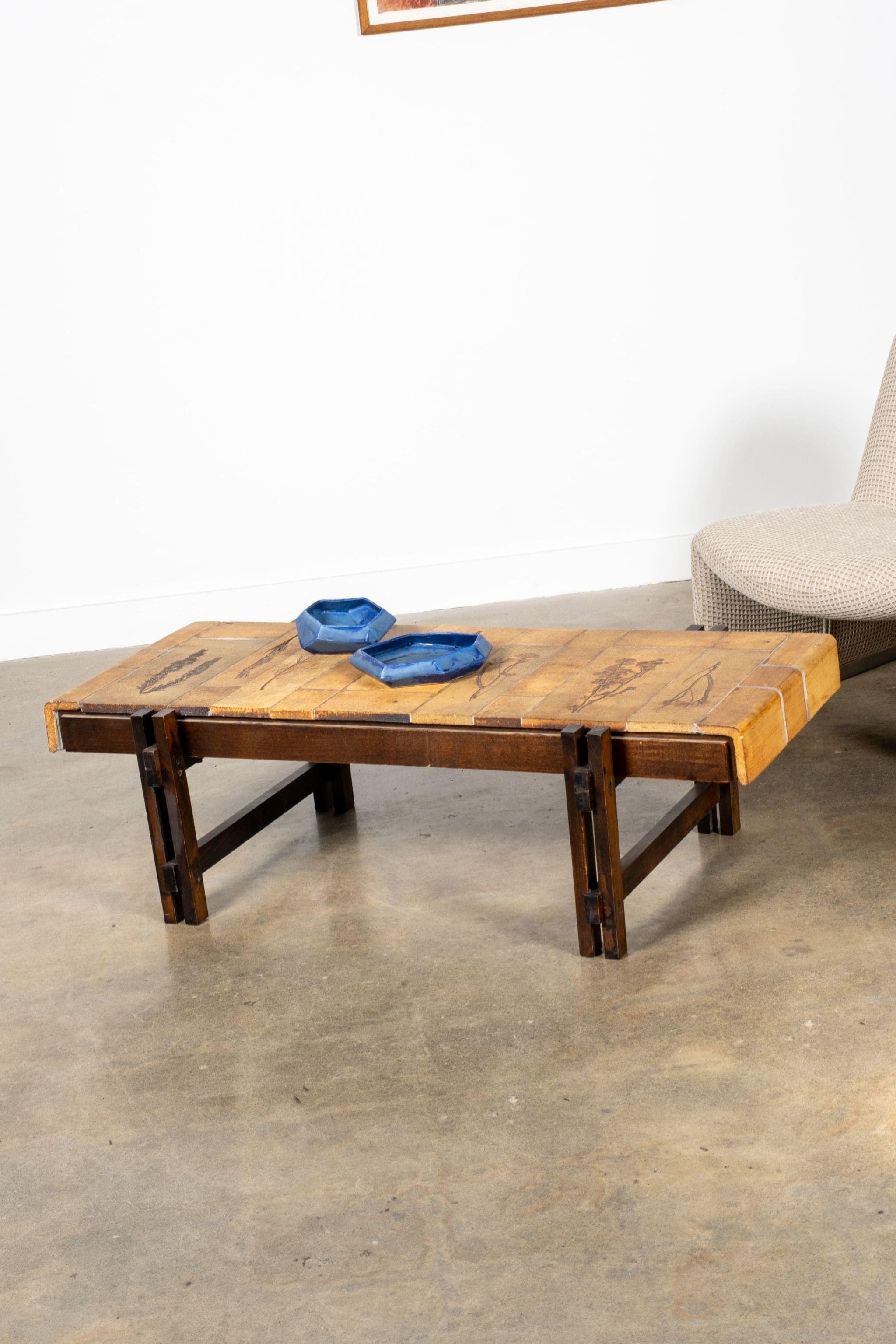 Français Table basse vintage à plateau carrelé, base en Wood par Roger Capron en vente