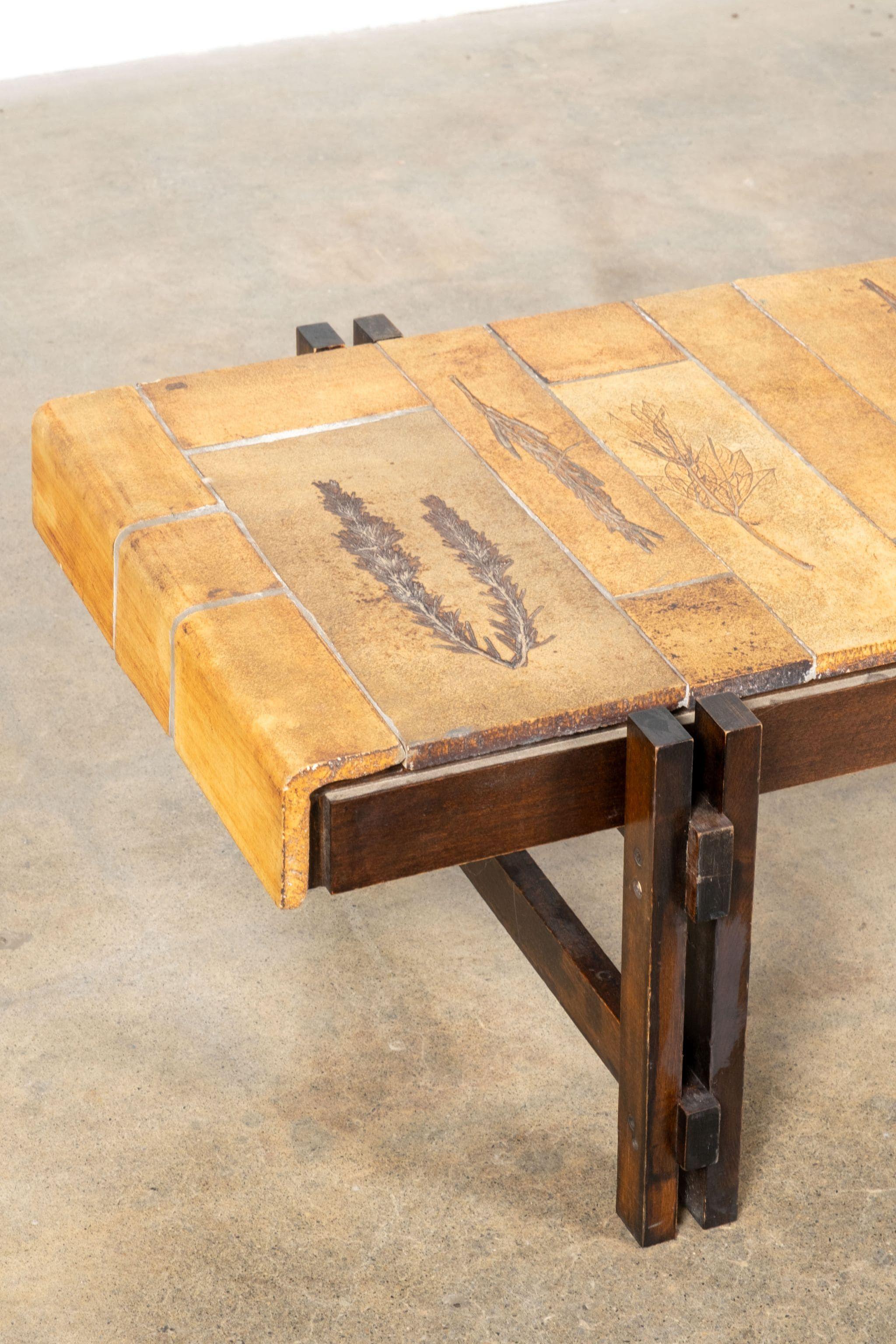 Milieu du XXe siècle Table basse vintage à plateau carrelé, base en Wood par Roger Capron en vente