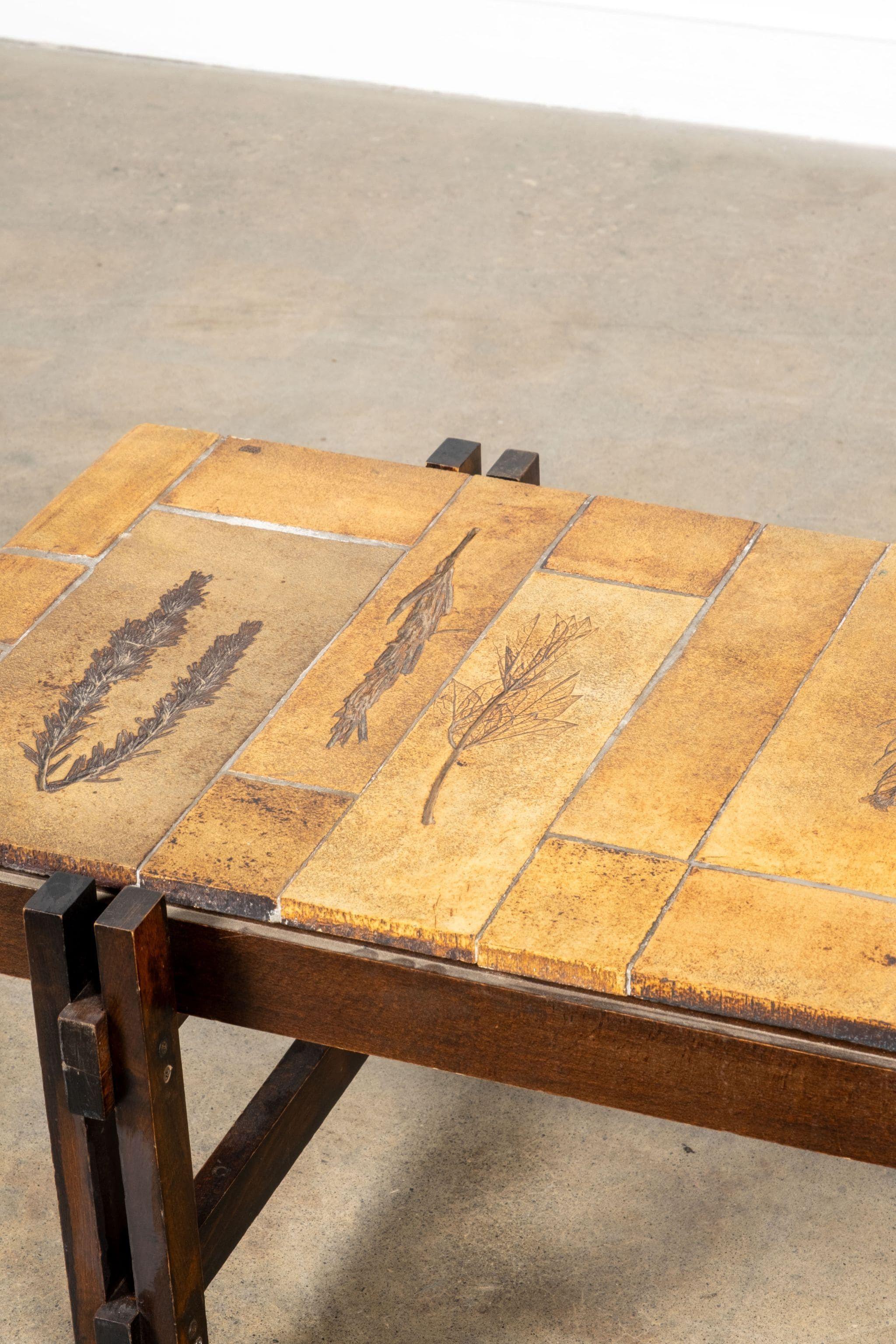 Céramique Table basse vintage à plateau carrelé, base en Wood par Roger Capron en vente