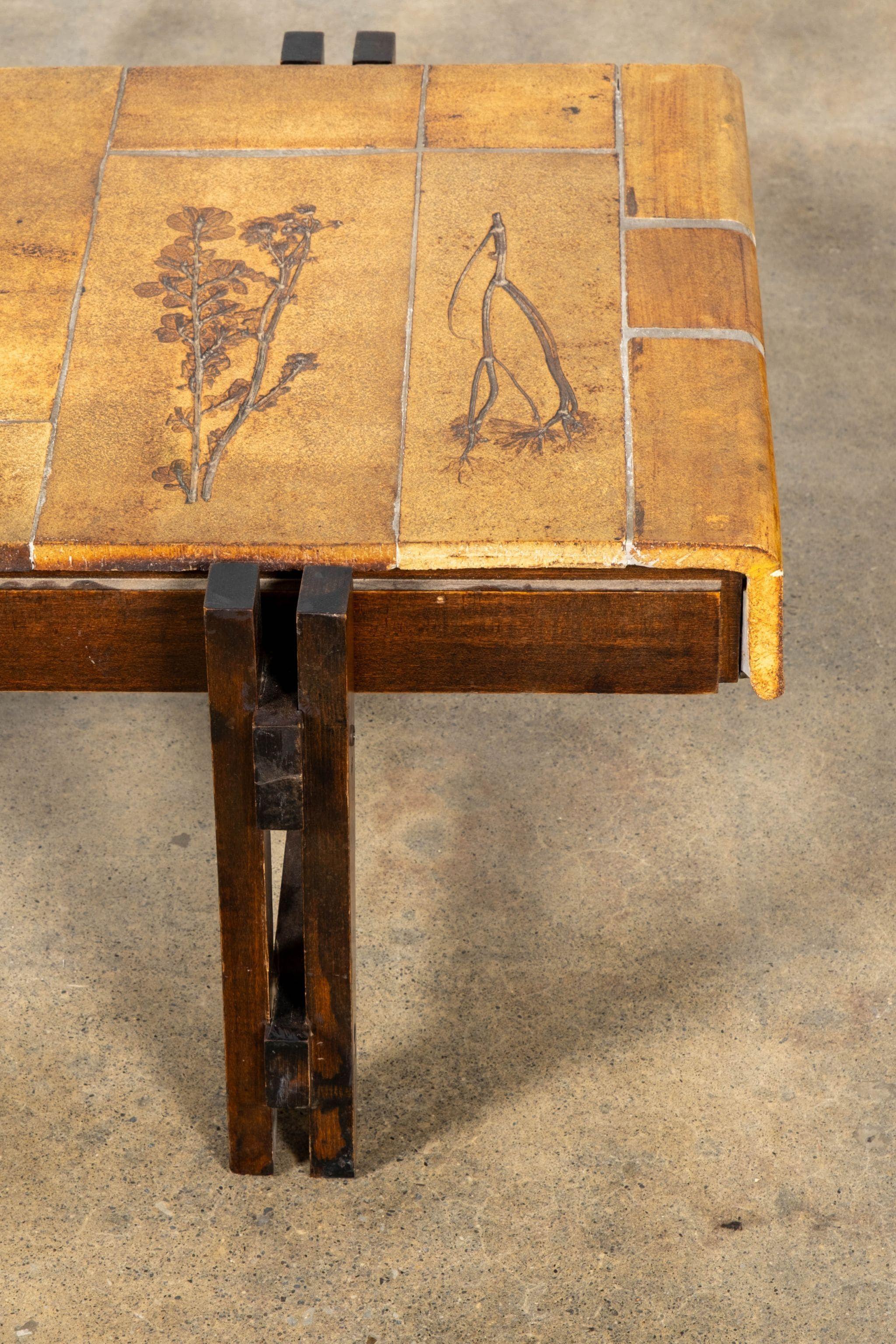 Table basse vintage à plateau carrelé, base en Wood par Roger Capron en vente 1