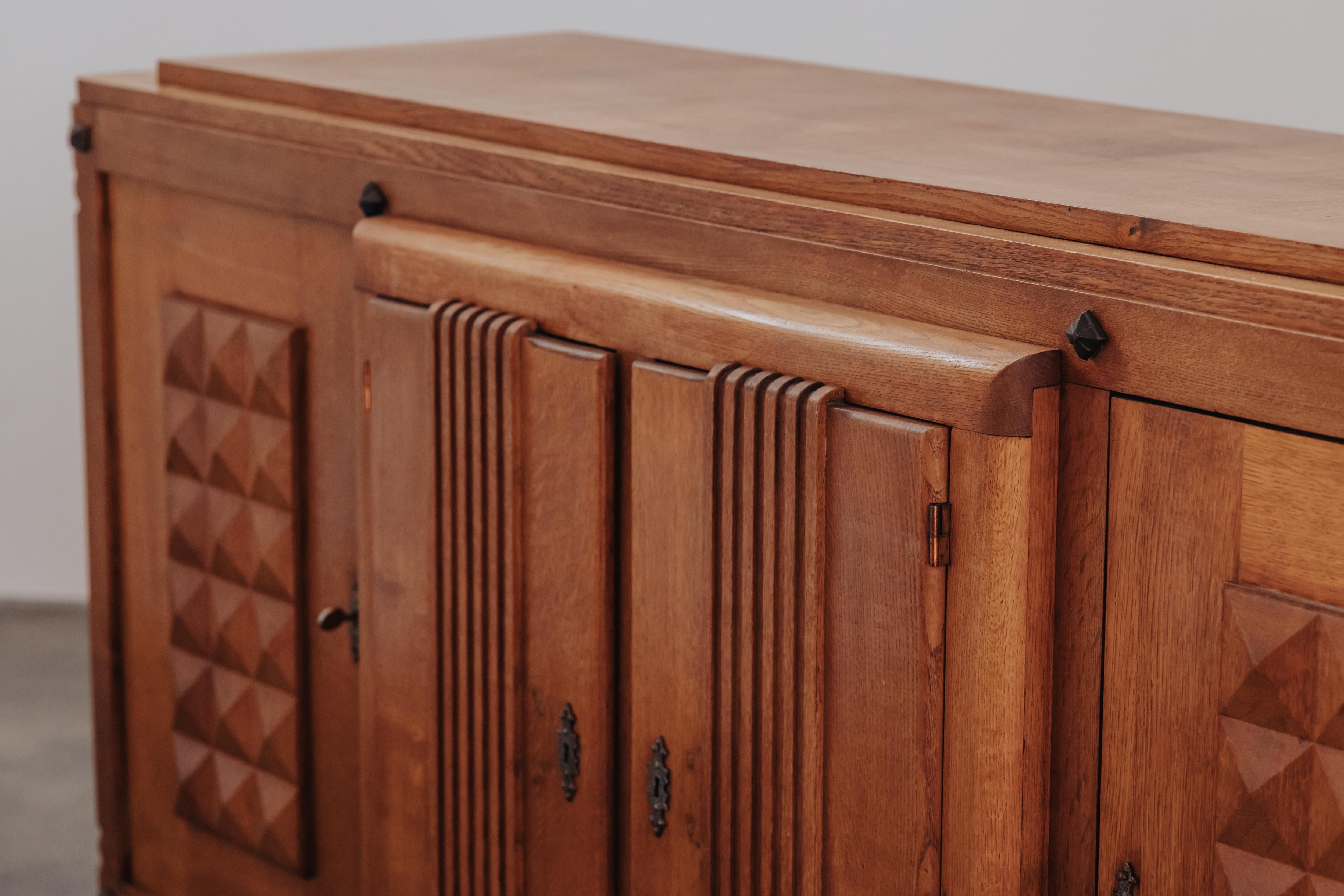 Credenza d'epoca Gaston Poisson proveniente dalla Francia, circa 1960 in vendita 5