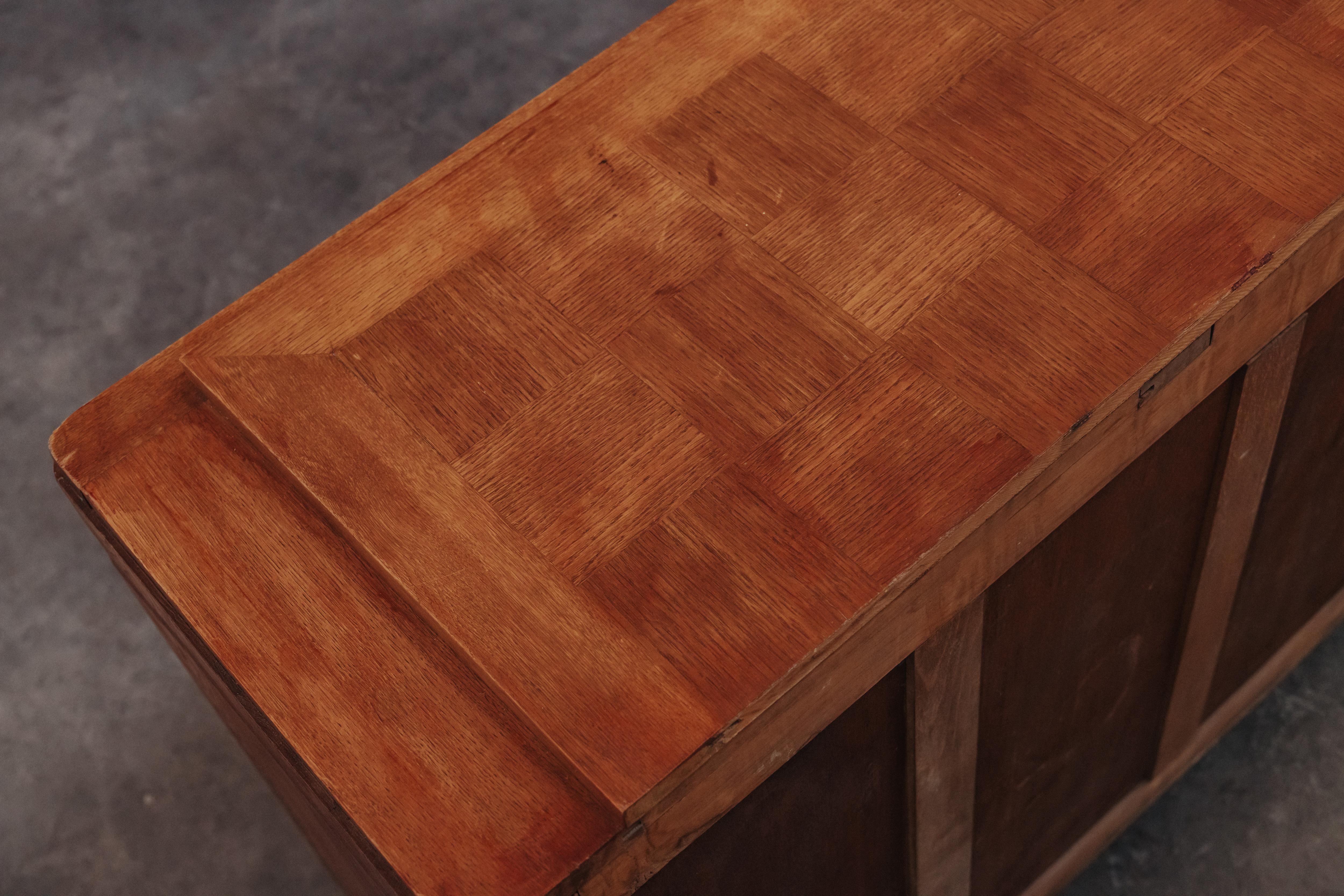 Quercia Credenza d'epoca Gaston Poisson proveniente dalla Francia, circa 1960 in vendita