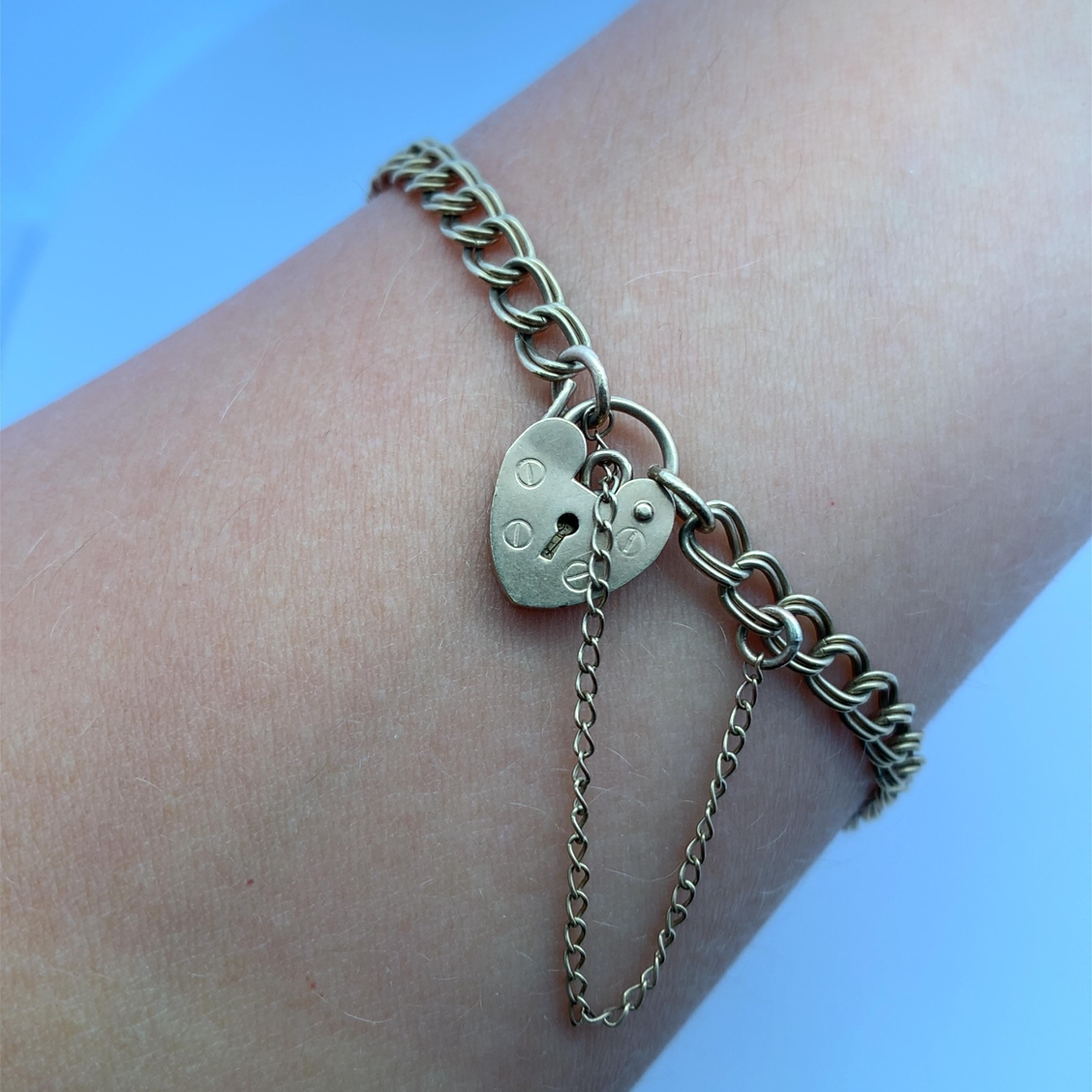 Eleva il tuo stile con questo radioso bracciale vintage Gate in oro giallo 9ct. Il design classico della catena è caratterizzato da una lucente finitura dorata che dona un tocco di eleganza senza tempo a qualsiasi ensemble. Perfetto per aggiungere