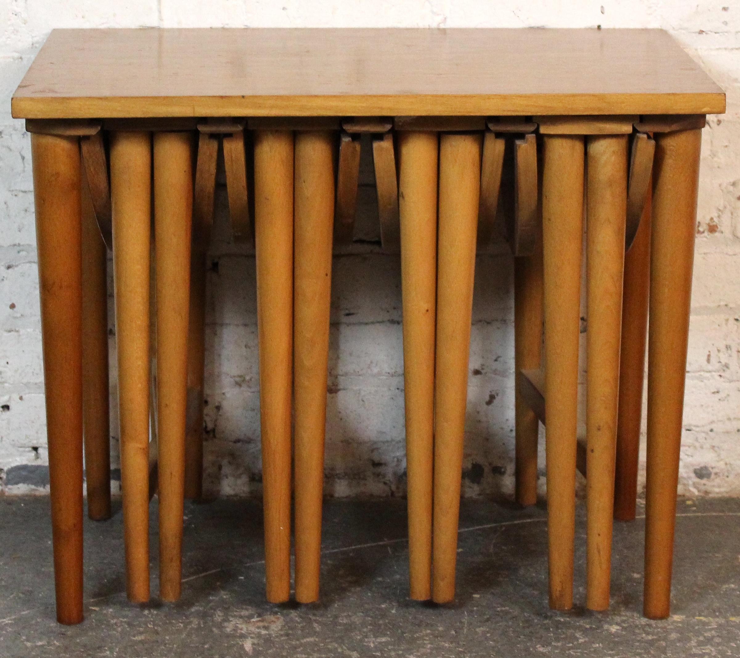 Dieses elegante und funktionelle dänische moderne Teakholz-Tischset besteht aus einem Haupttisch mit Torbogen und vier klappbaren Snacktischen. Ähnlich wie die dänischen Entwürfe von Carlo Jensen und Poul Hundevad zeigt das Design raffinierte