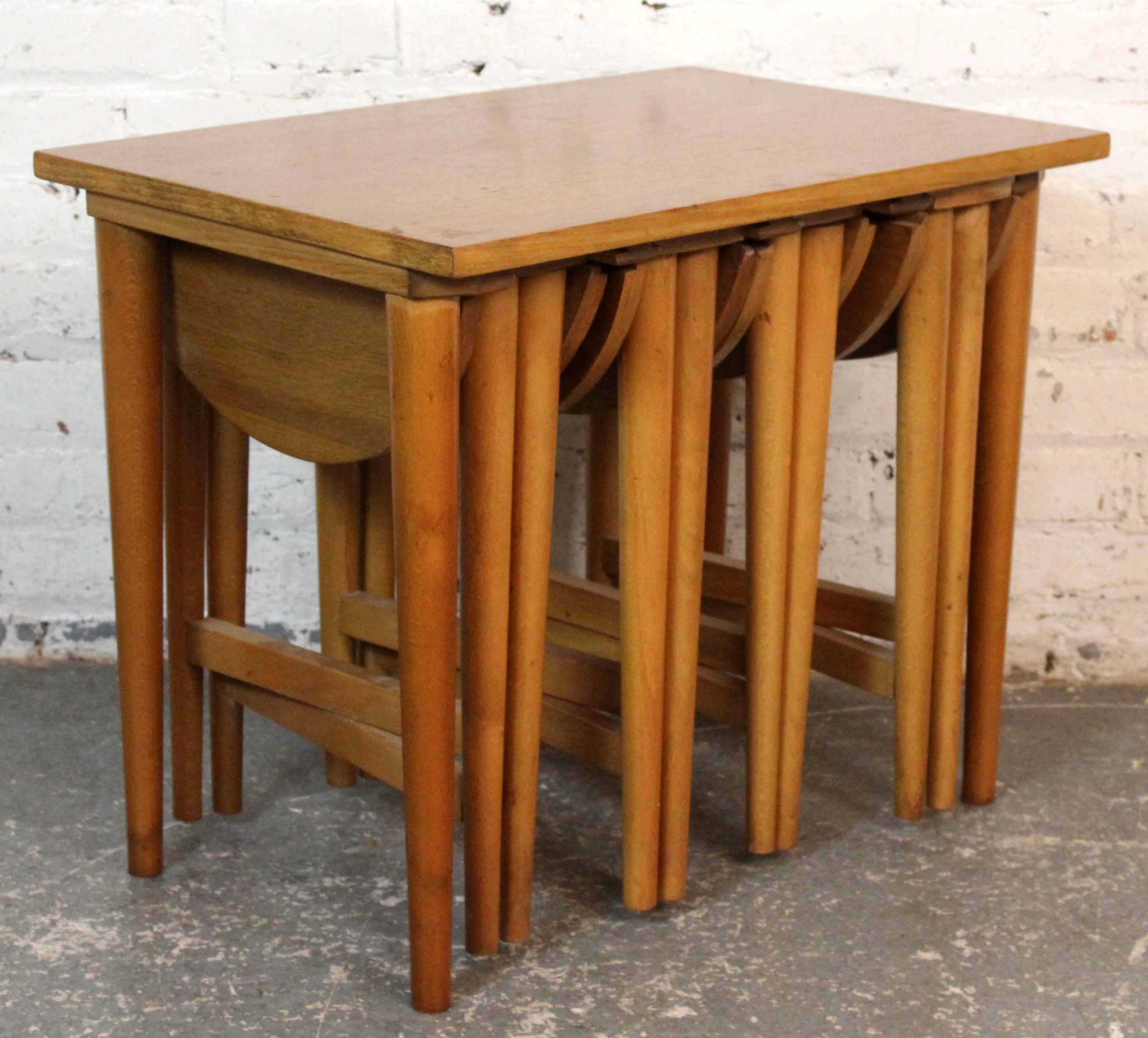 Vintage gate-leg Nesting Tables von Poul Hundevad (Moderne der Mitte des Jahrhunderts) im Angebot