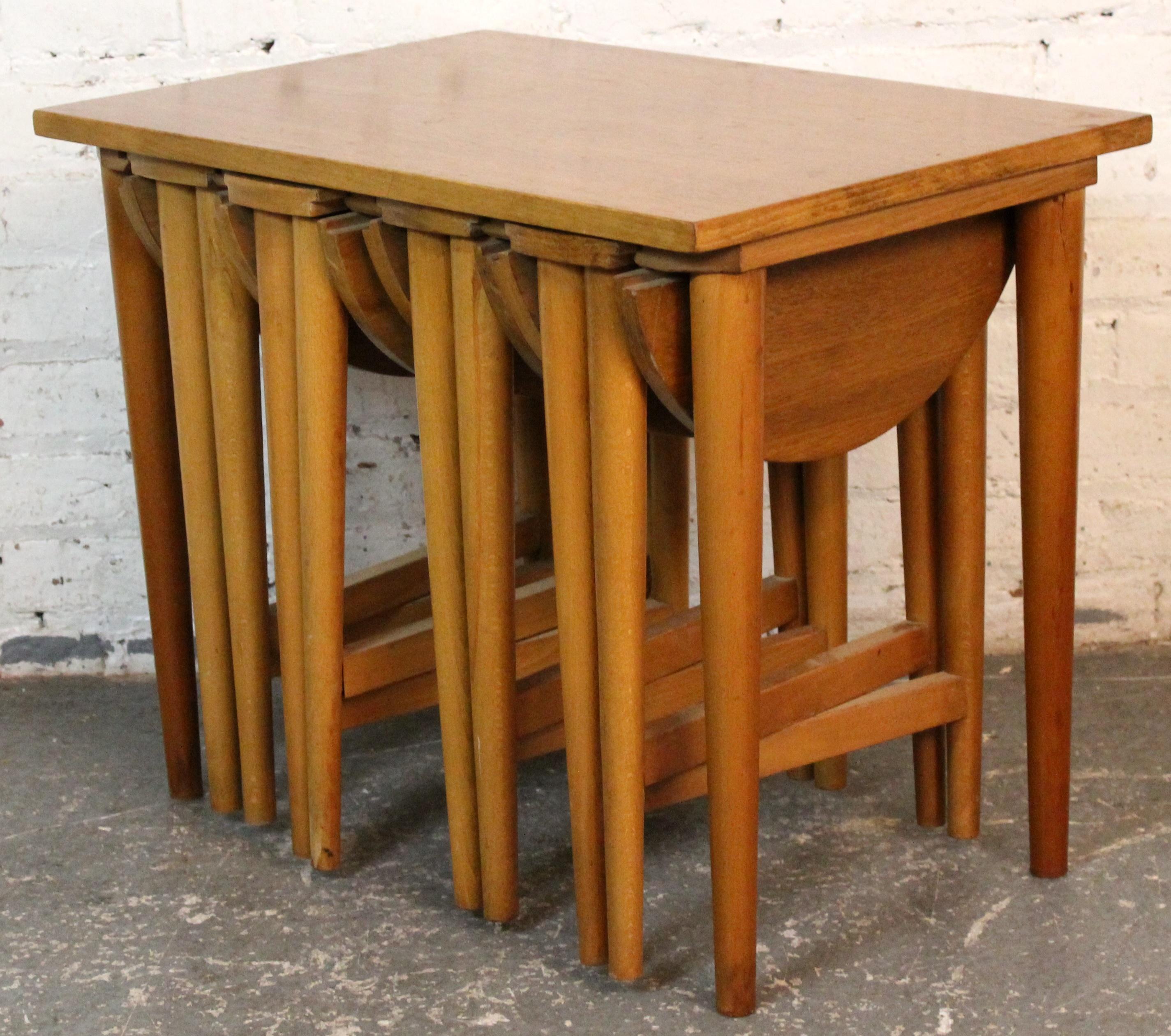 Vintage gate-leg Nesting Tables von Poul Hundevad im Zustand „Gut“ im Angebot in Brooklyn, NY