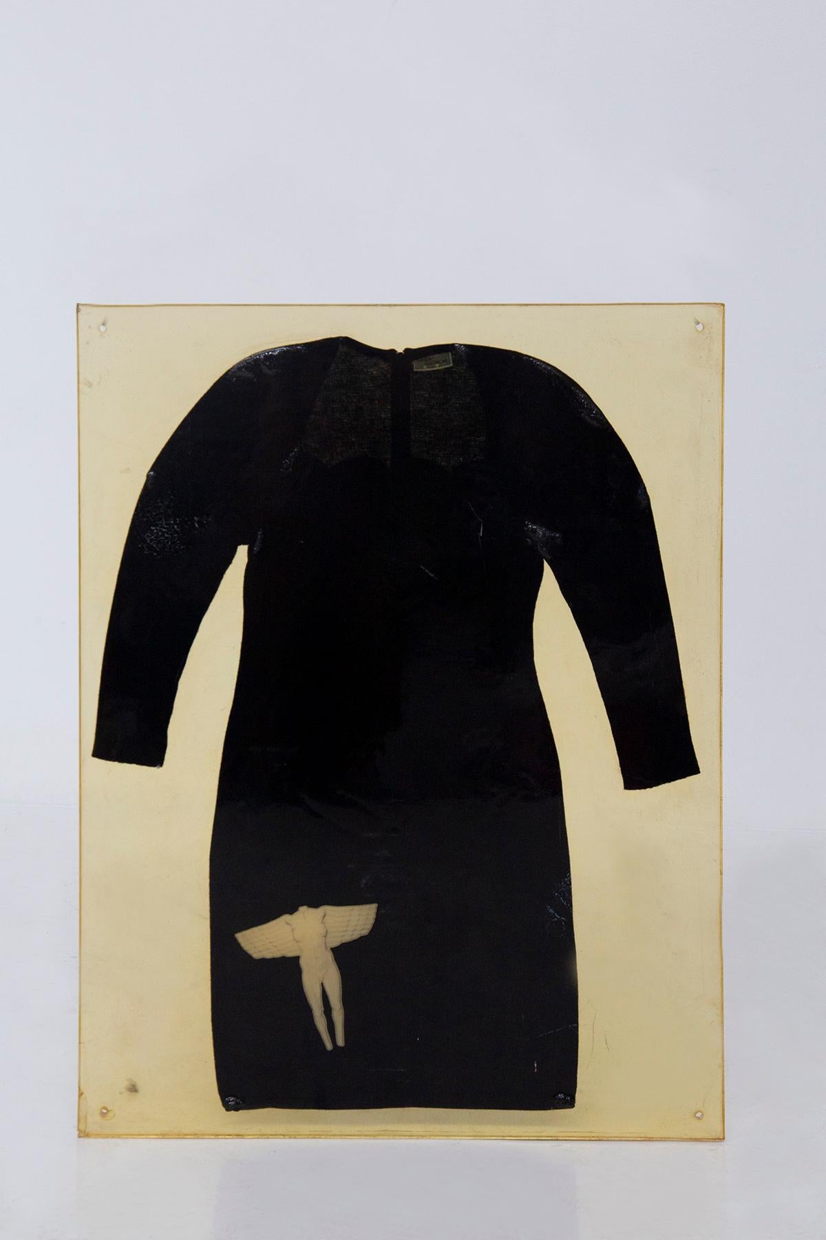En el corazón de una exposición de arte, se alza orgulloso un extraordinario panel expositor de resina, un homenaje silencioso a los momentos icónicos de la moda italiana de los años 90 de Raniero Gatinoni. Elaborada con precisión, tiene cuatro