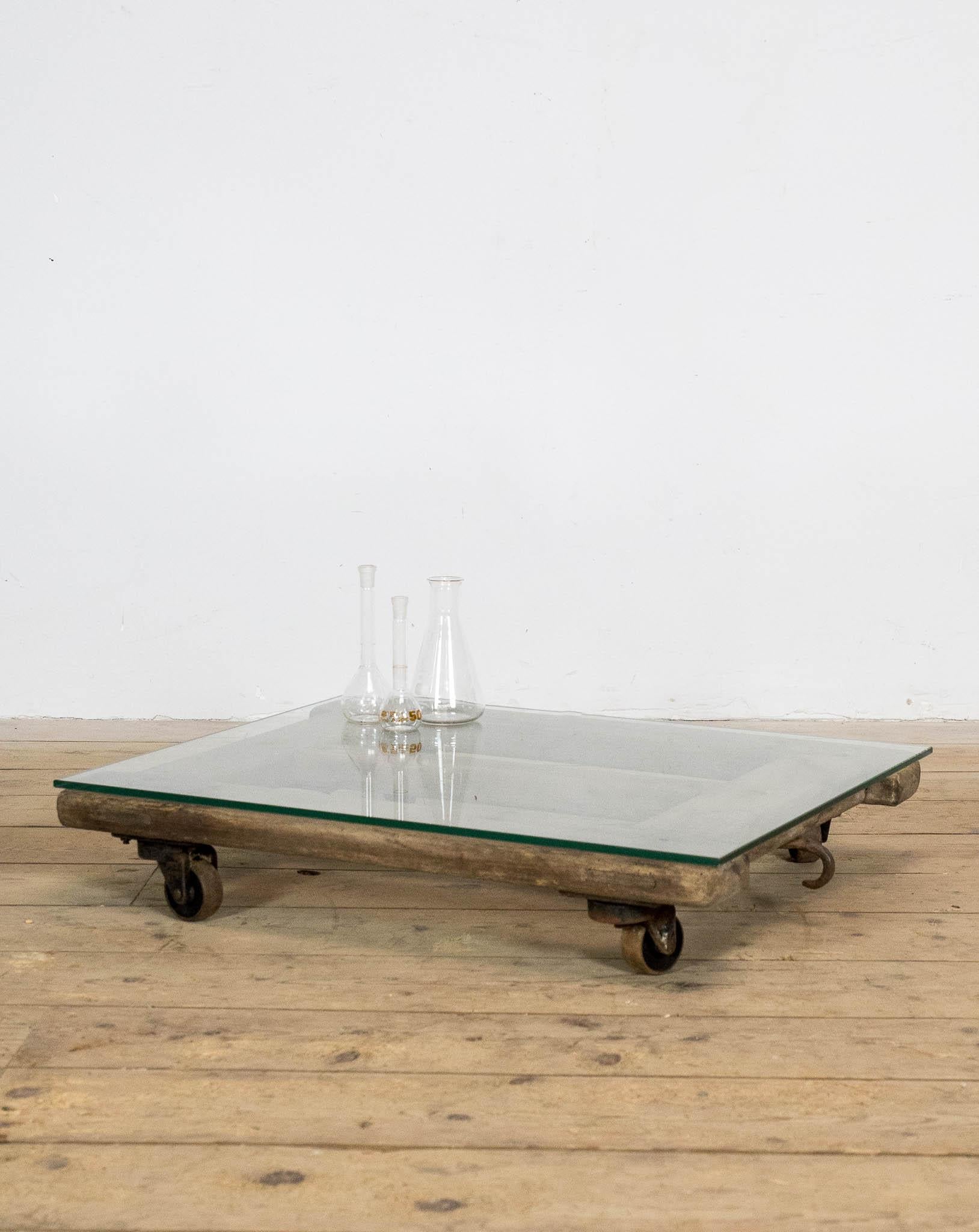 Table basse roulante en palette de hêtre avec plateau en verre, Vintage Byeche en vente 3