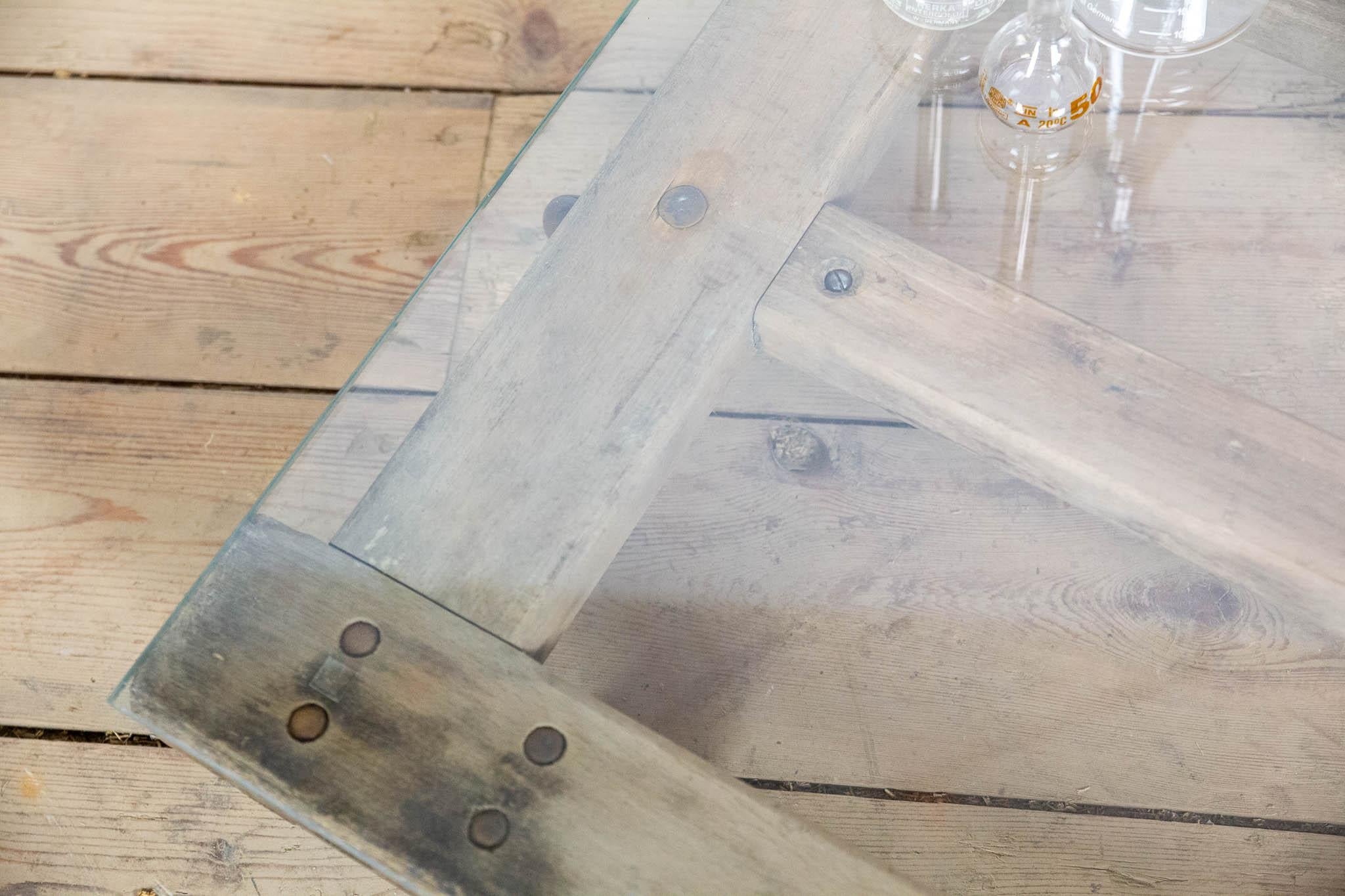 Table basse roulante en palette de hêtre avec plateau en verre, Vintage Byeche en vente 4